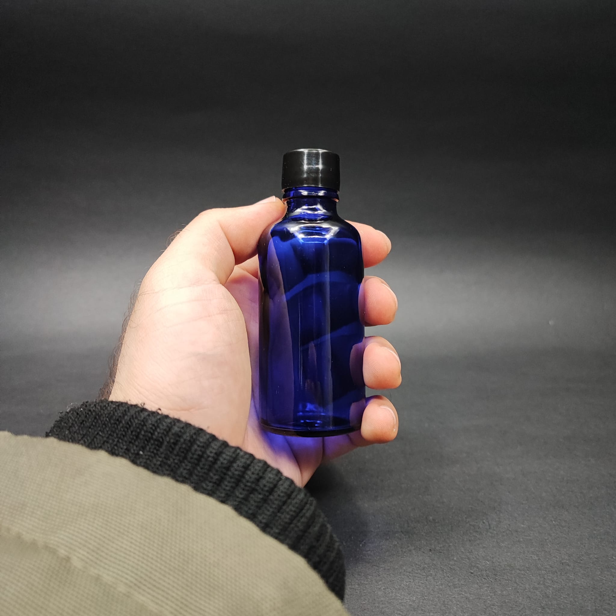 50 CC MAVİ CAM ŞİŞE + KENDİNDEN CONTALI SIZDIRMAZ SİYAH KAPAK - 50 ML KAPAKLI CAM ŞİŞE