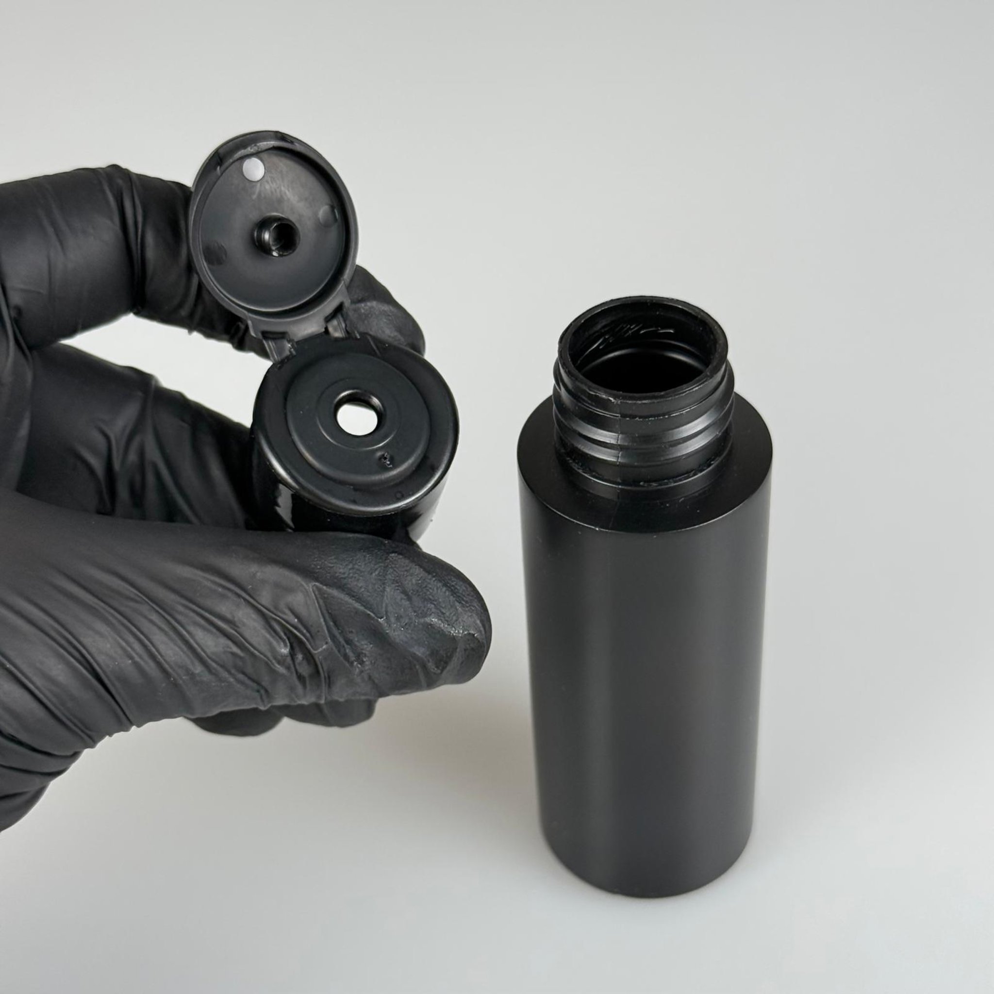 50 CC SİYAH POLİETİLEN ŞAMPUAN ŞİŞESİ -  50 ML SİYAH ŞIK 1. KALİTE FLİPTOP KAPAKLI POLİETİLEN ŞİŞE