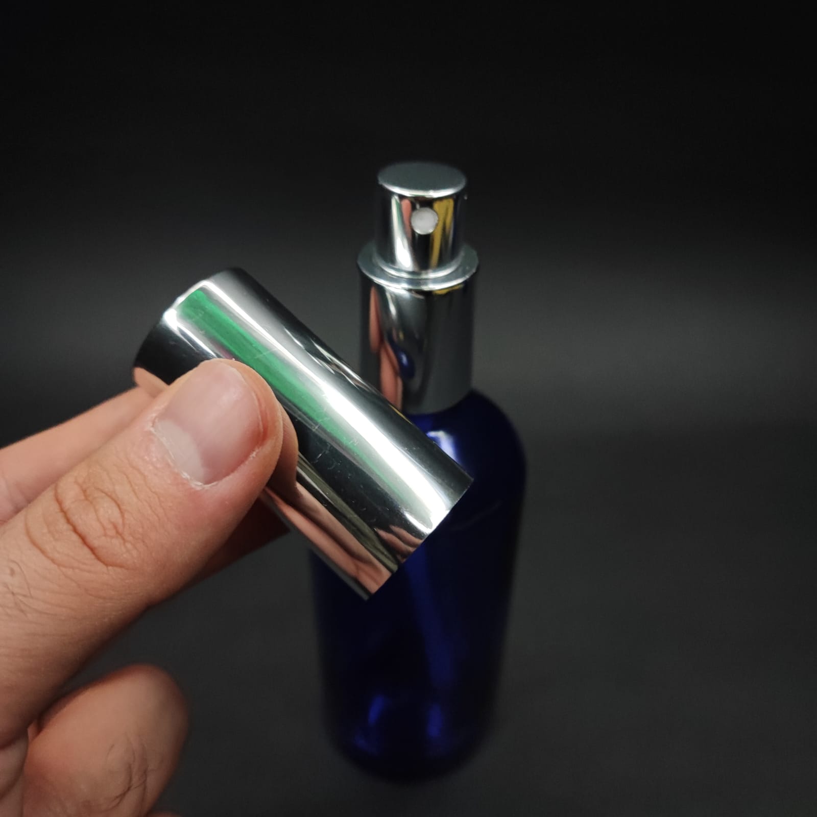 100 ML LÜKS VİDALI VALF ÇEVİRME PARFÜM ŞİŞELERİ - 100 CC MAVİ CAM ŞİŞE - GÜMÜŞ METAL SPREYLİ KAPAKLI SET