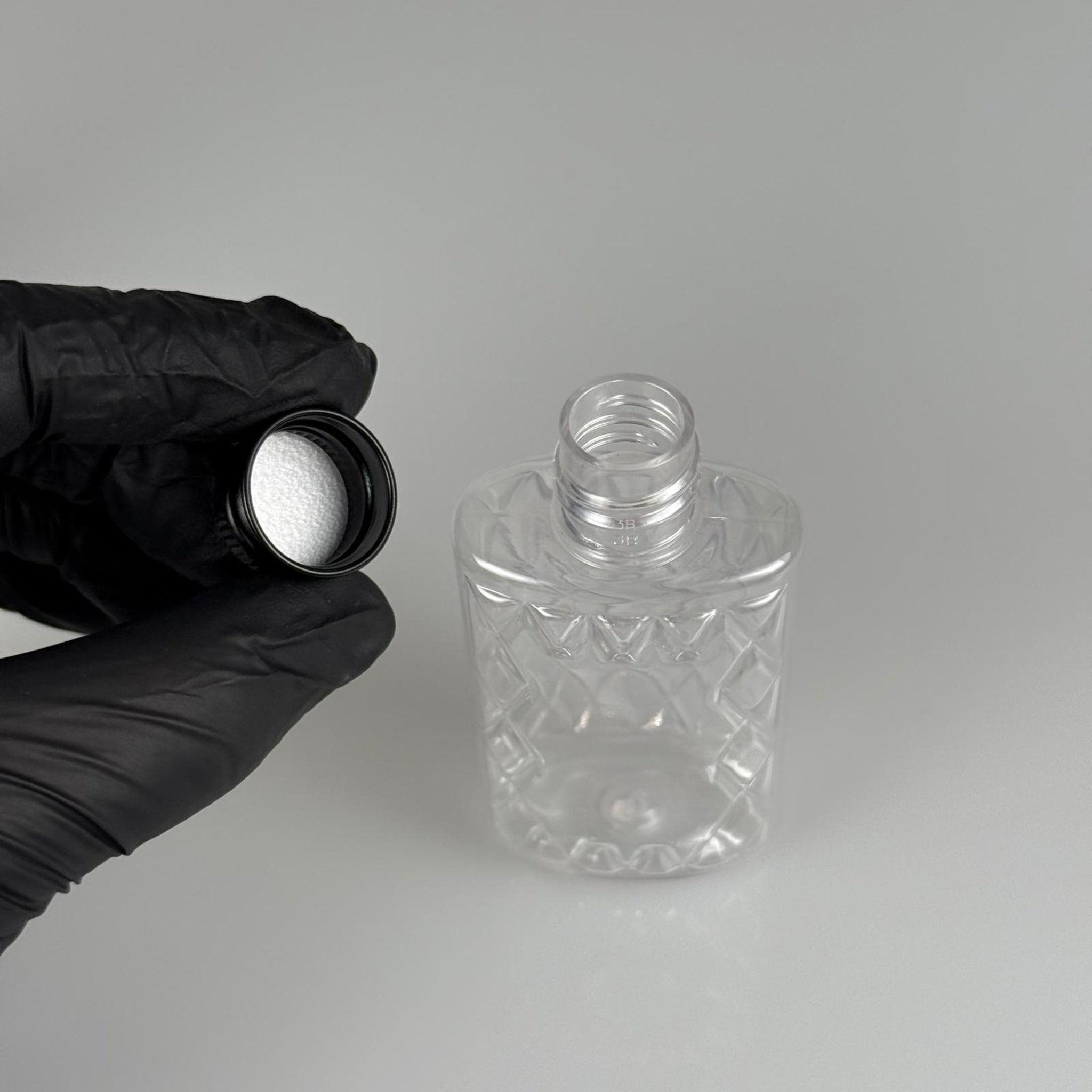 50 CC KÖŞELİ ŞEFFAF PET ŞİŞE + KÖPÜK CONTALI SİYAH ALÜMİNYUM METAL KAPAKLI TAKIM - 50 ML PET ŞİŞE