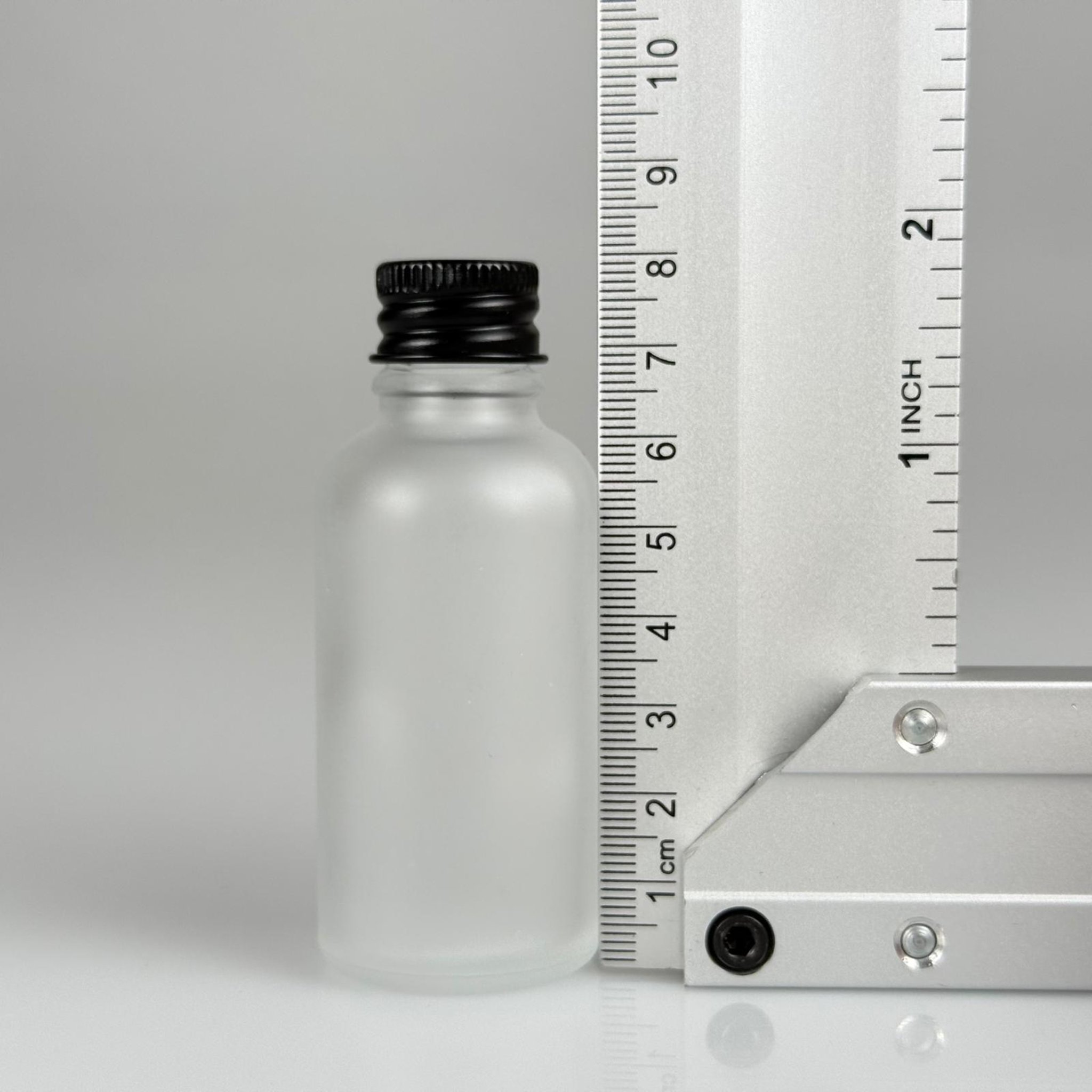 30 CC BUZLU CAM ŞİŞE + KÖPÜK CONTALI SİYAH ALÜMİNYUM METAL KAPAKLI TAKIM - 30 ML BUZLU CAM ŞİŞE