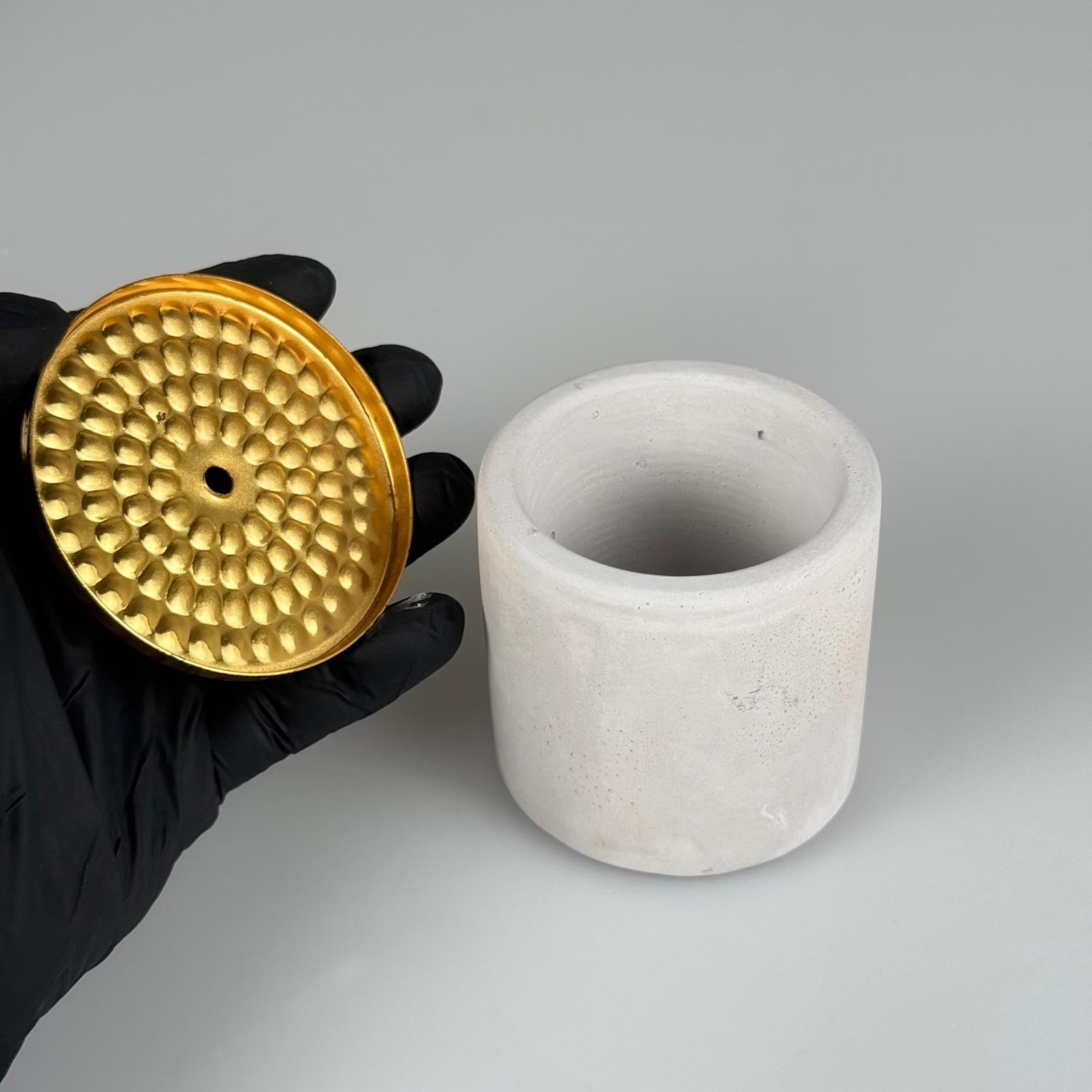 BETON MUMLUK - 100 CC - TAŞ BETONDAN MUM BARDAK - DEKORATİF MUM BARDAĞI, MİNİ SAKSI + DELİKLİ GOLD METAL KAPAK OVAL DESENLİ