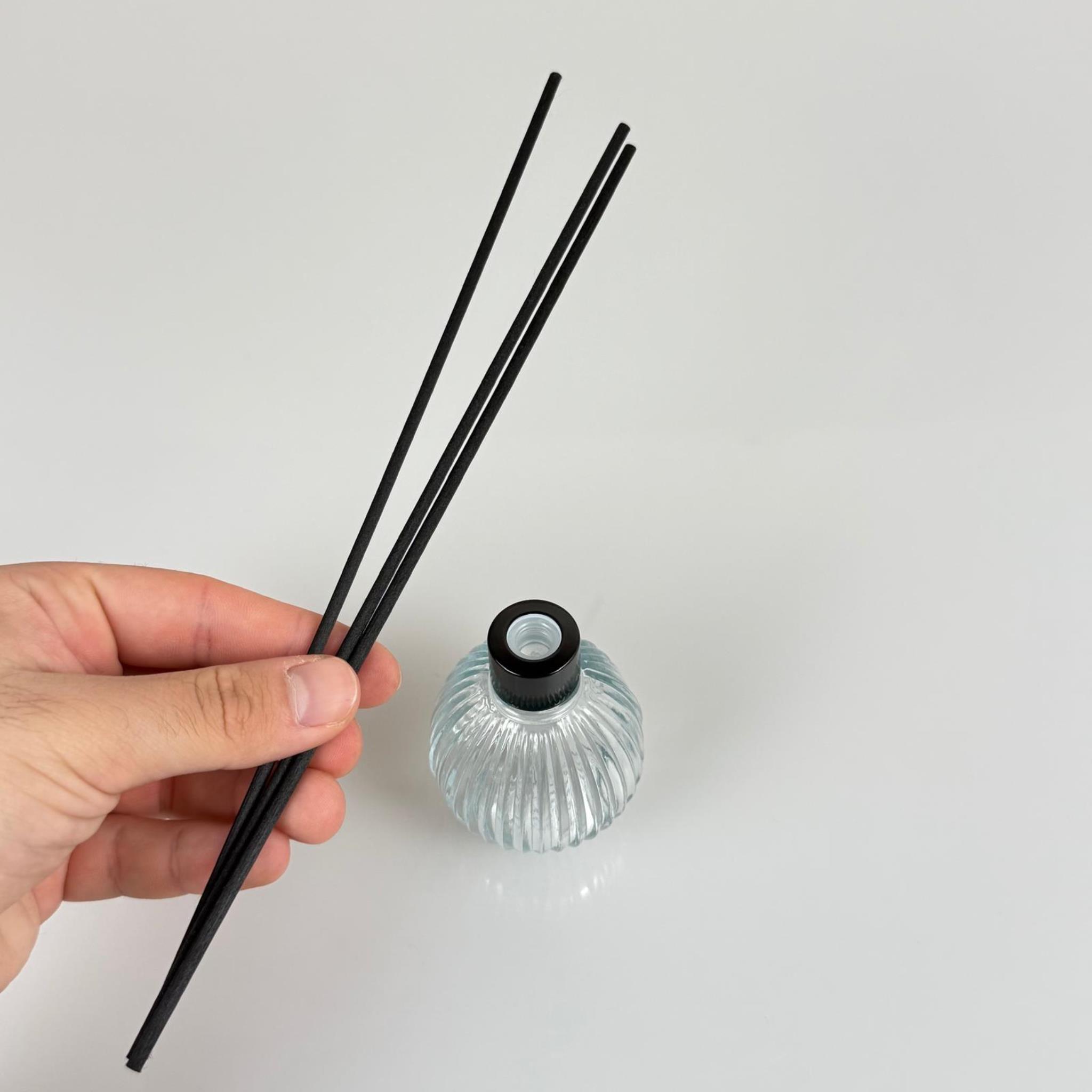 ÇİZGİLİ TOP MODEL CAM BAMBU ODA KOKUSU ŞİŞESİ + METAL SİYAH KAPAK + TIPA + 3 ADET FİBER BAMBU ÇUBUK - 50 ML SET TAKIM - HEDİYELİK PROMOSYON DİFFUSER ŞİŞELERİ
