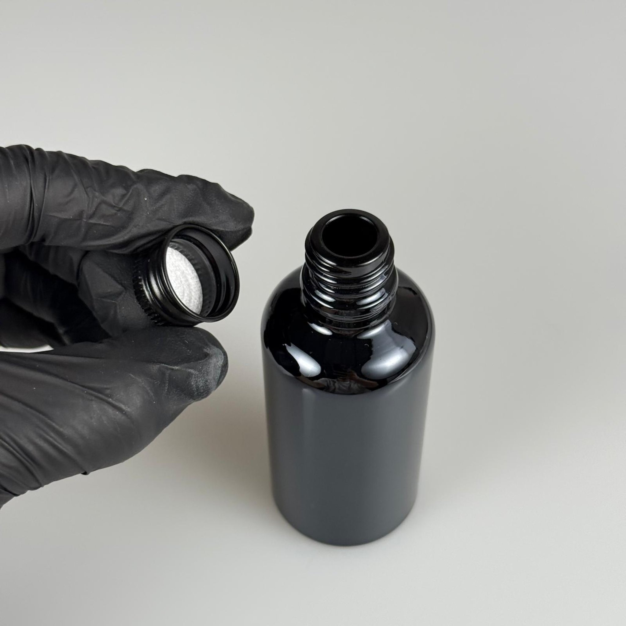 50 CC SİYAH CAM ŞİŞE + KÖPÜK CONTALI SİYAH ALÜMİNYUM METAL KAPAKLI TAKIM - 50 ML SİYAH CAM ŞİŞE