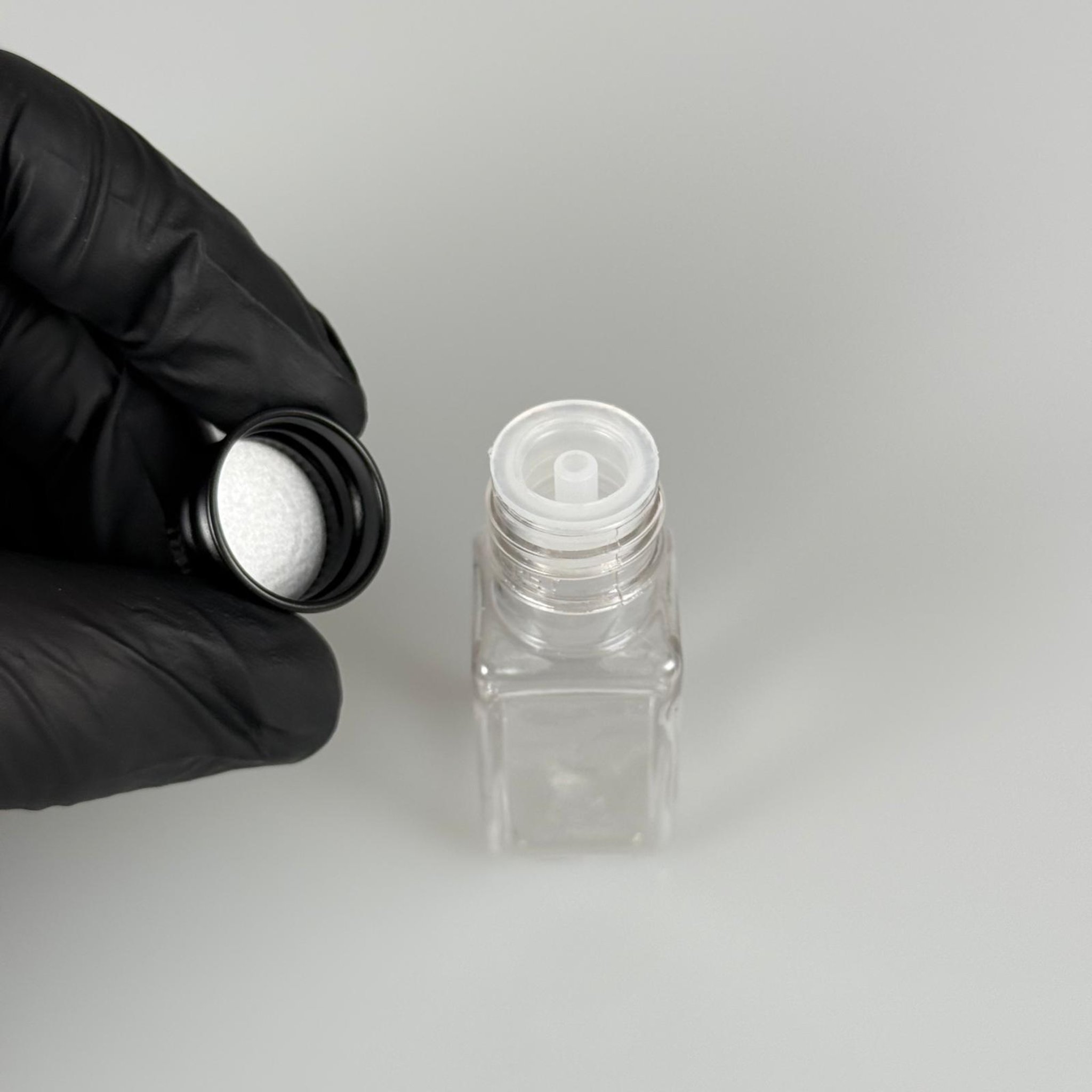 10 CC ŞEFFAF KARE PET SHOT ŞİŞE - KÖPÜK CONTALI SİYAH ALÜMİNYUM METAL KAPAKLI + DAMLALIKLI KOLONYA TIPALI TAKIM - 10 ML PLASTİK ŞİŞE