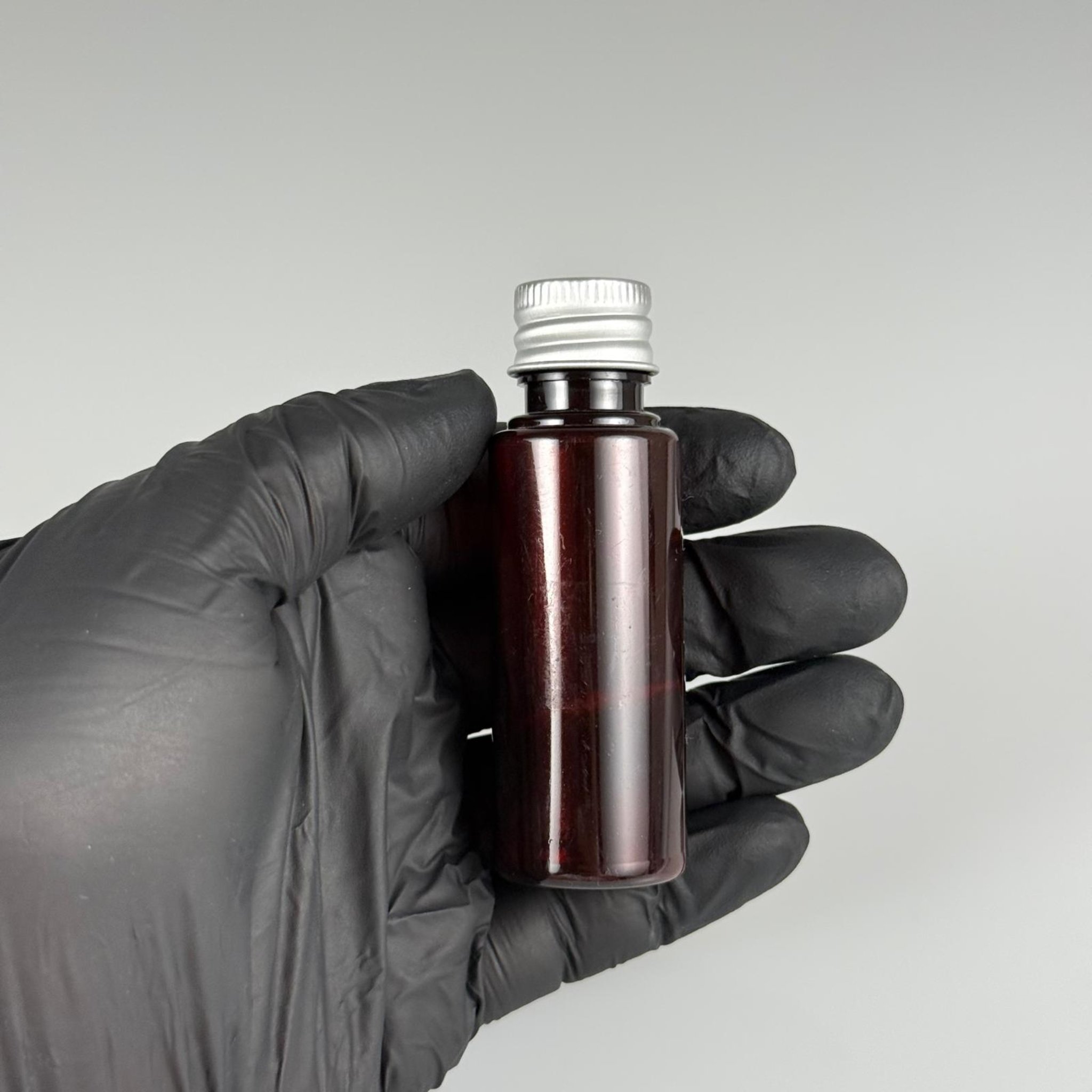 30 CC PET AMBER SHOT ŞİŞE - KÖPÜK CONTALI GÜMÜŞ ALÜMİNYUM METAL KAPAKLI + KÖR TIPALITAKIM - 30 ML KAHVERENGİ PLASTİK ŞİŞE