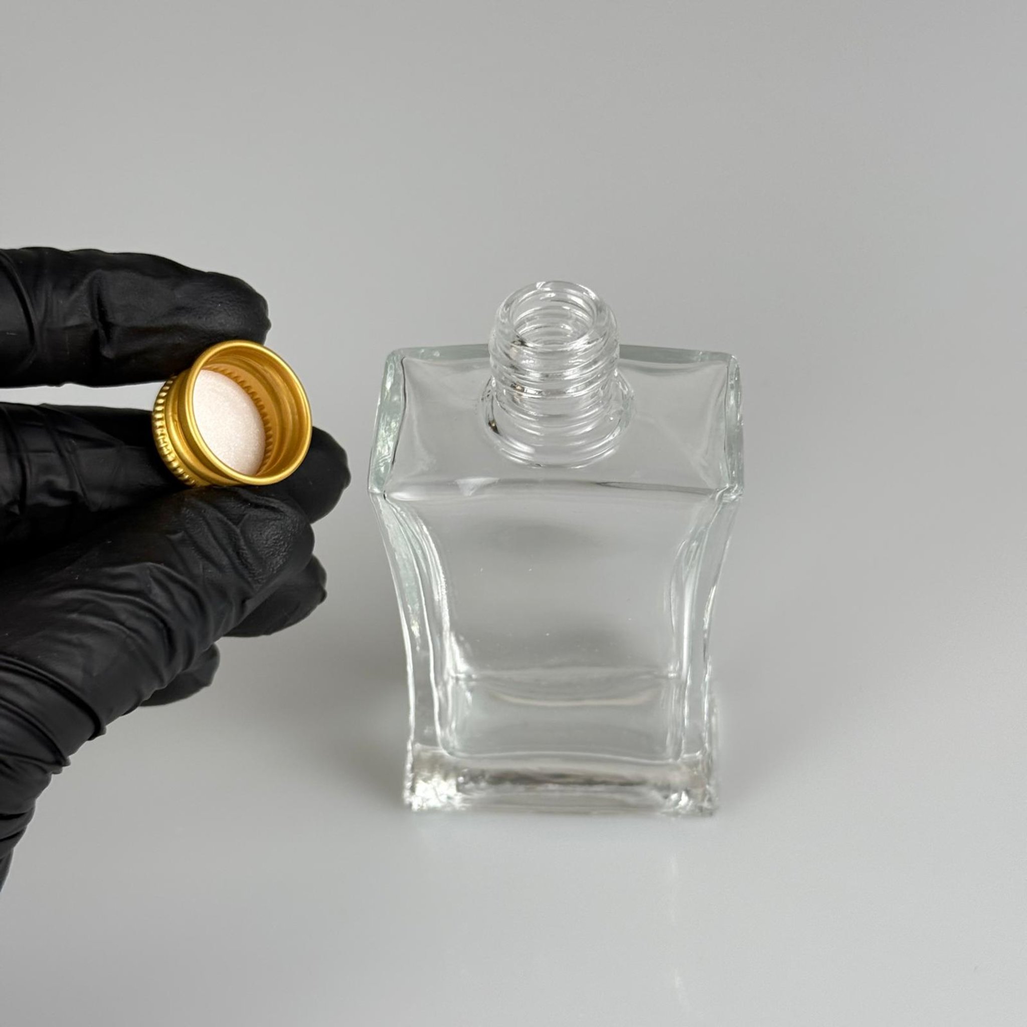 50 CC ŞEFFAF CAM DİKDÖRTGEN ŞİŞE + GOLD ALÜMİNYUM METAL KAPAKLI TAKIM - 30 ML KAHVERENGİ CAM ŞİŞE - 1. KALİTE İTHAL CAM