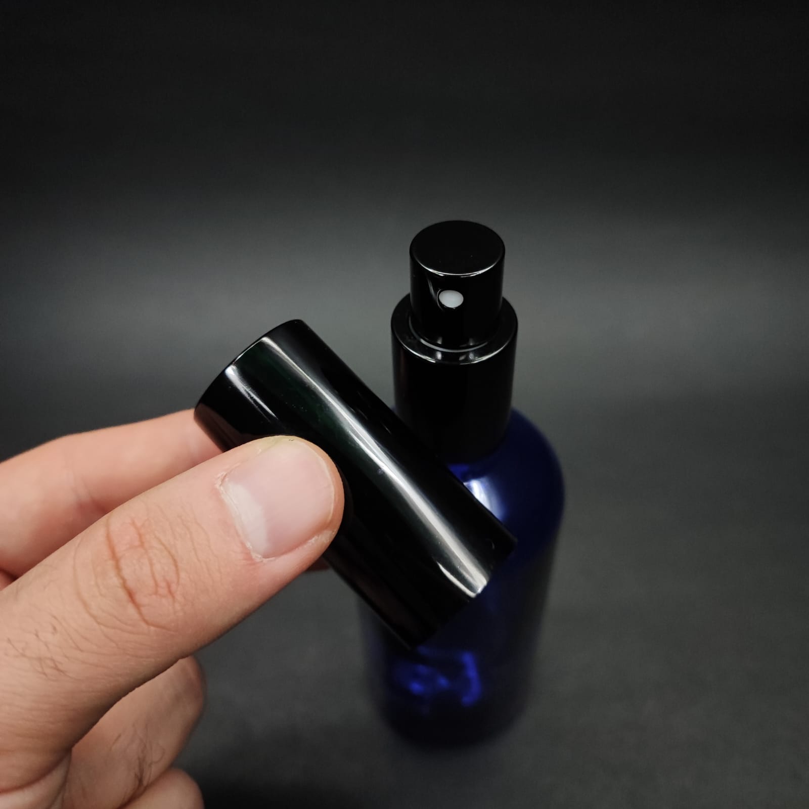 100 ML LÜKS VİDALI VALF ÇEVİRME PARFÜM ŞİŞELERİ - 100 CC MAVİ CAM ŞİŞE - SİYAH METAL SPREYLİ KAPAKLI SET