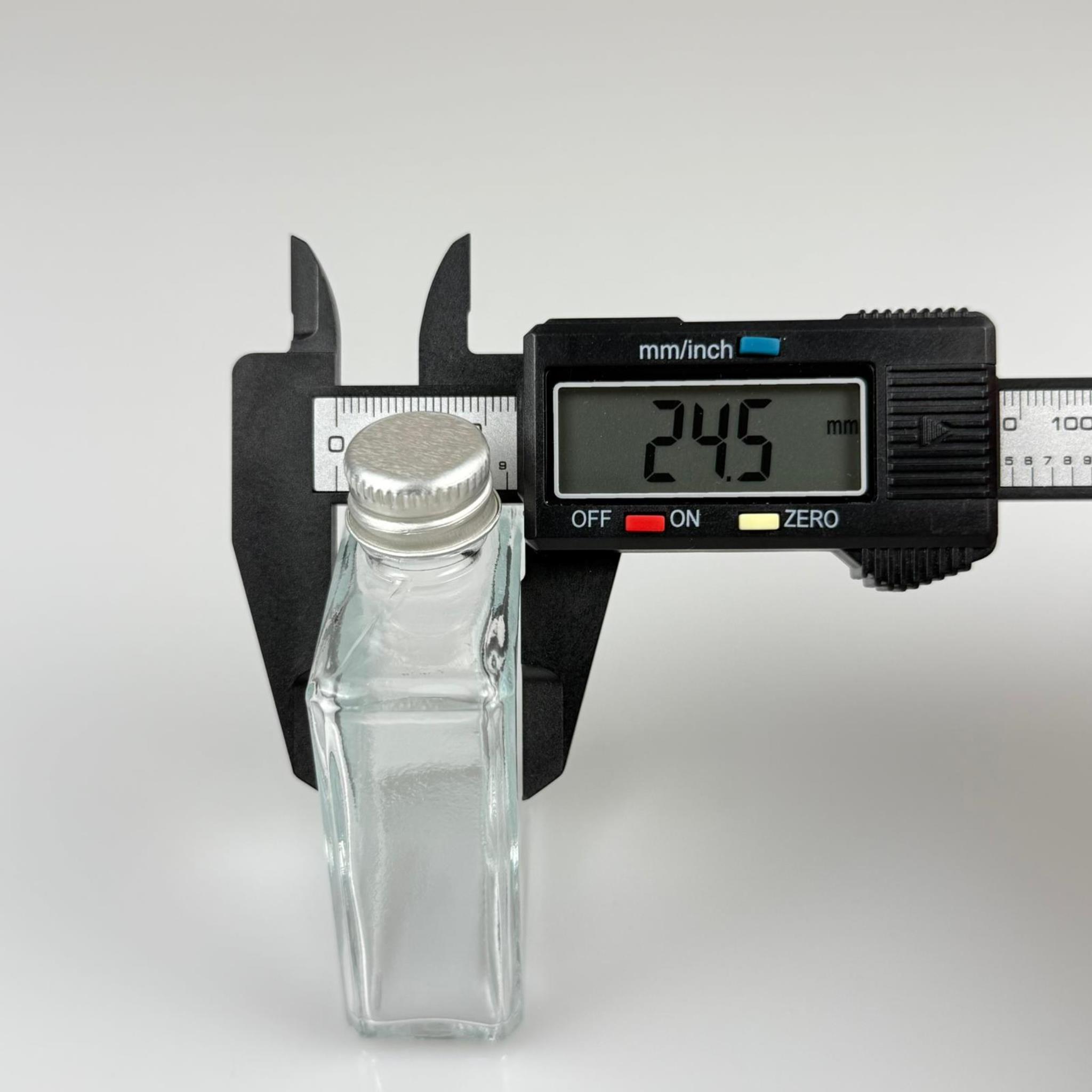 40 CC YASSI DİKDÖRTGEN KÖŞELİ KISA CAM ŞİŞE - GÜMÜŞ METAL KAPAKLI KOLONYA TIPALI - 40 ML PRESTİJLİ ŞİŞE