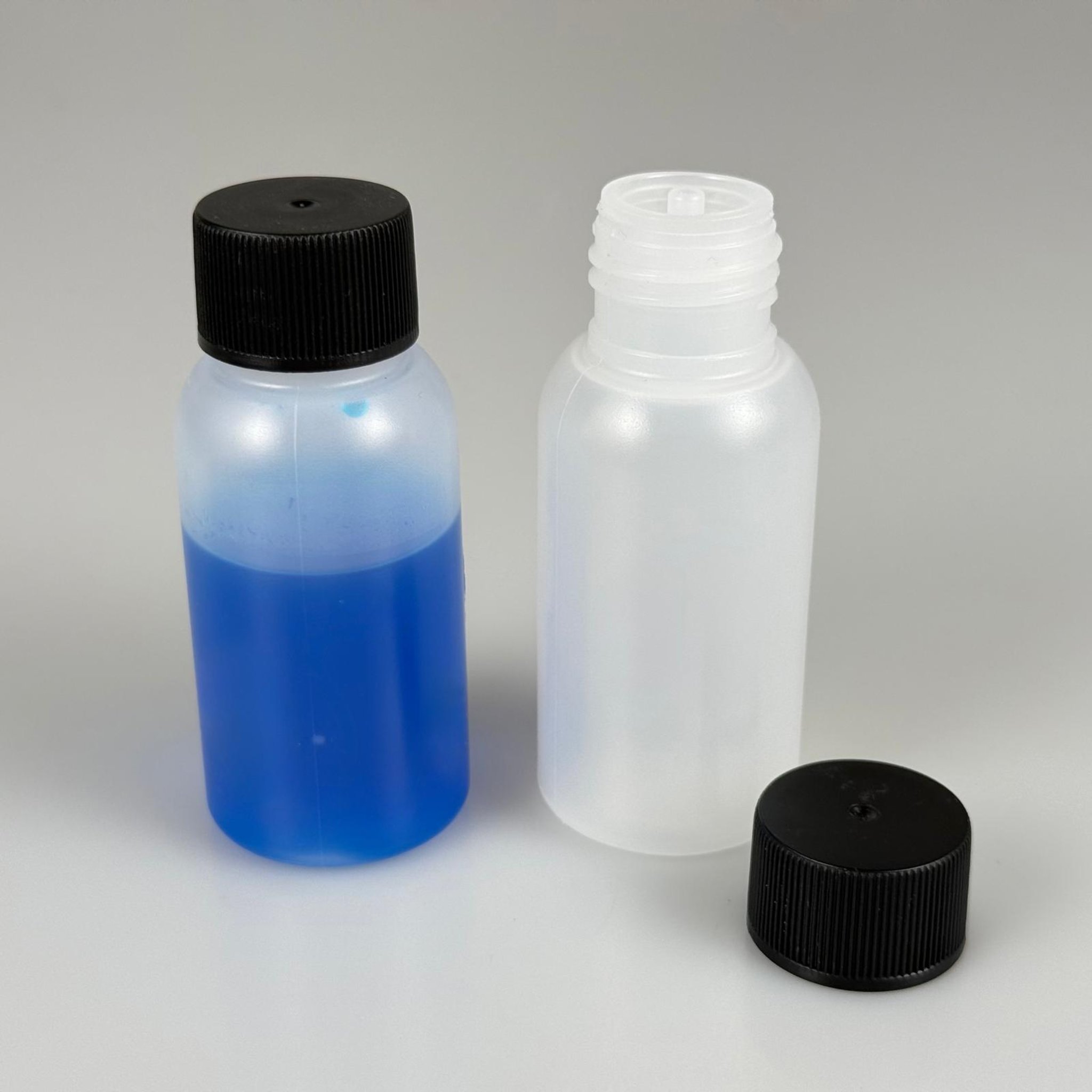 50 ML SIKILABİLİR YUMUŞAK POLİETİLEN PE PLASTİK ŞİŞE - CONTALI SİYAH KAPAKLI + KOLONYA TIPALI - 50 cc sos, yağ, kartuş, mürekkep vb için boş şişeler