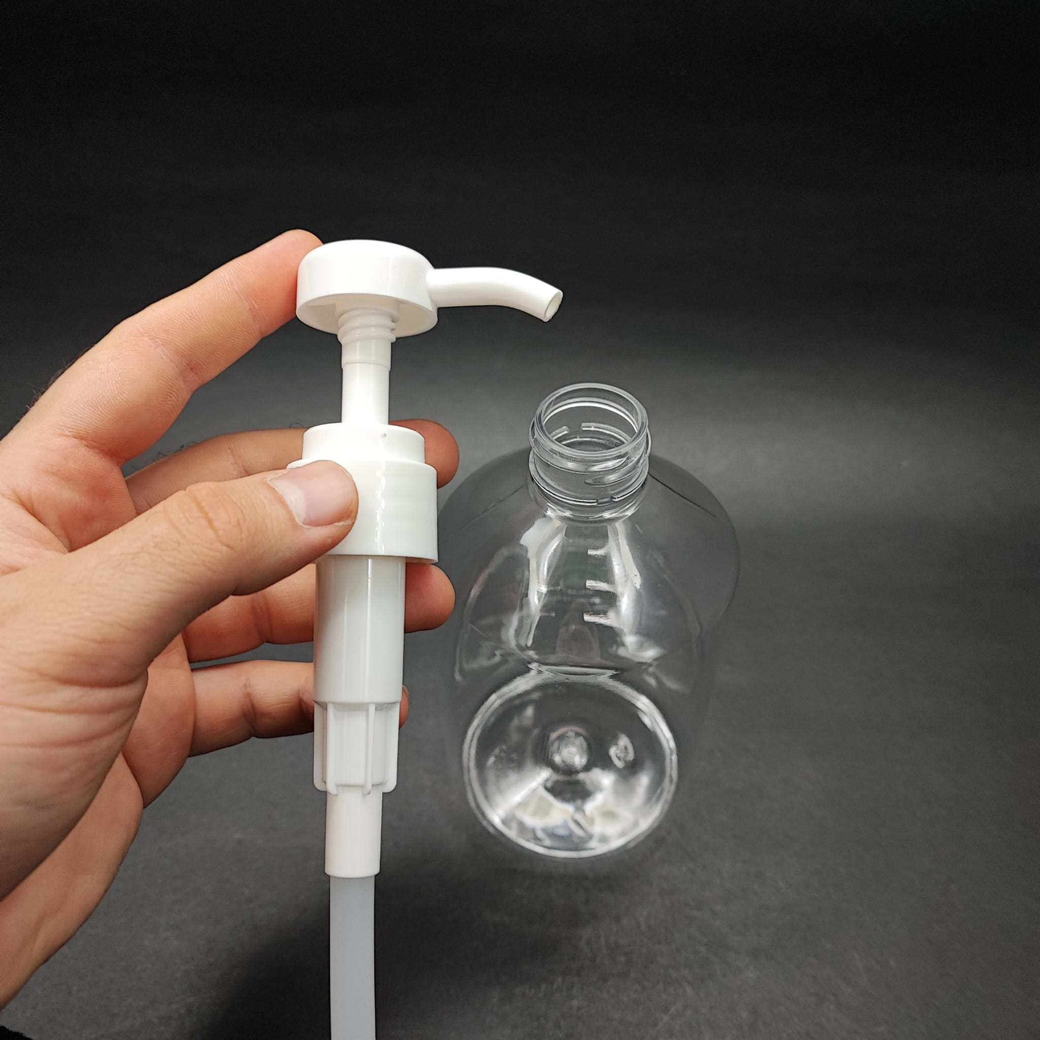 500 CC ŞEFFAF KÜT PET ŞİŞE - BEYAZ DOZAJ POMPALI (HER BASMADA 4 CC SIVI ATAR)  - 500 ML POMPALI ŞİŞE - ŞURUP, ŞAMPUAN, KREM GİBİ YOĞUN KIVAMLI SIVILARDA KULLANILIR