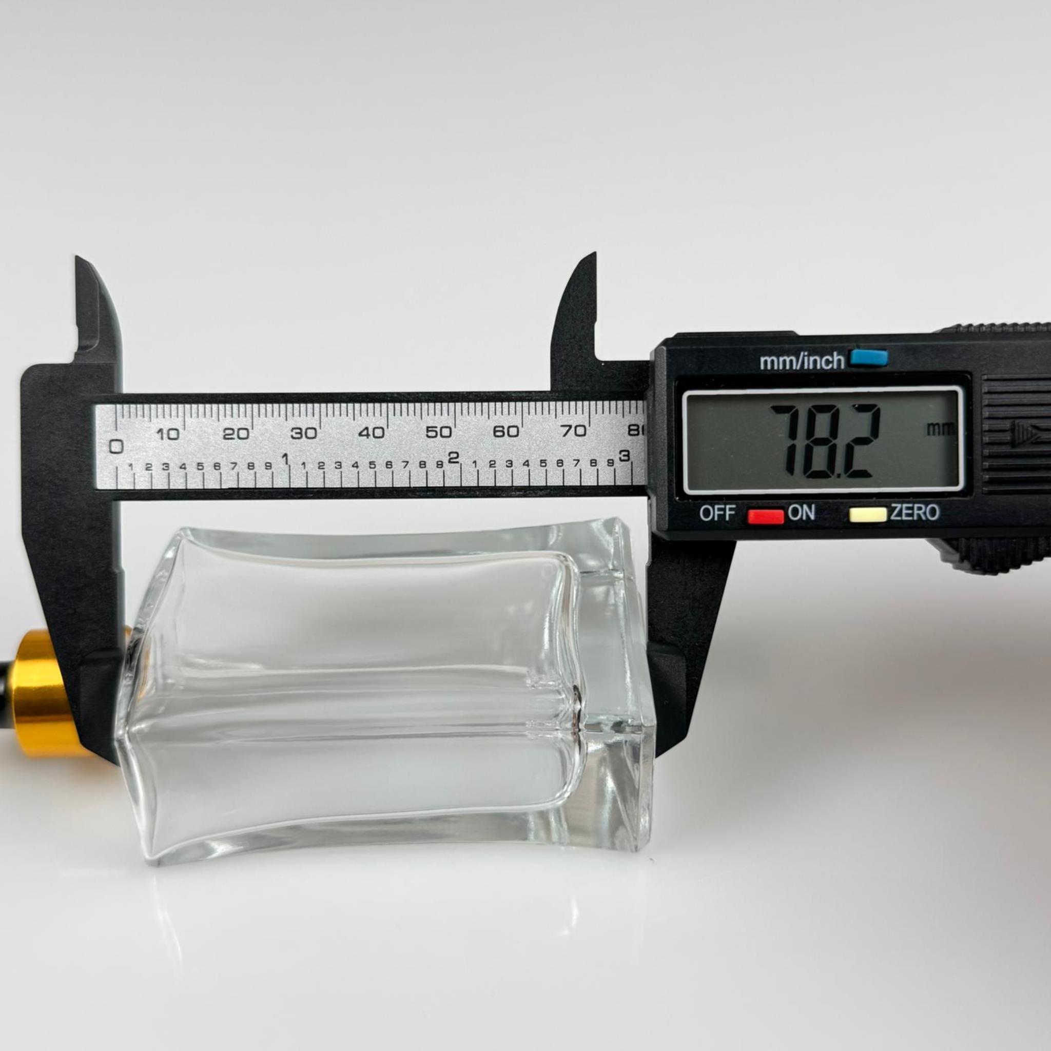 50 CC YASSI DİKDÖRTGEN KÖŞELİ CAM DAMLALIKLI ŞİŞE - SİYAH EMZİK - GOLD METALİK KAPAK - 50 ML CAM DAMLALIKLI ŞİŞE - DAMLALIKLI BOŞ ŞİŞE