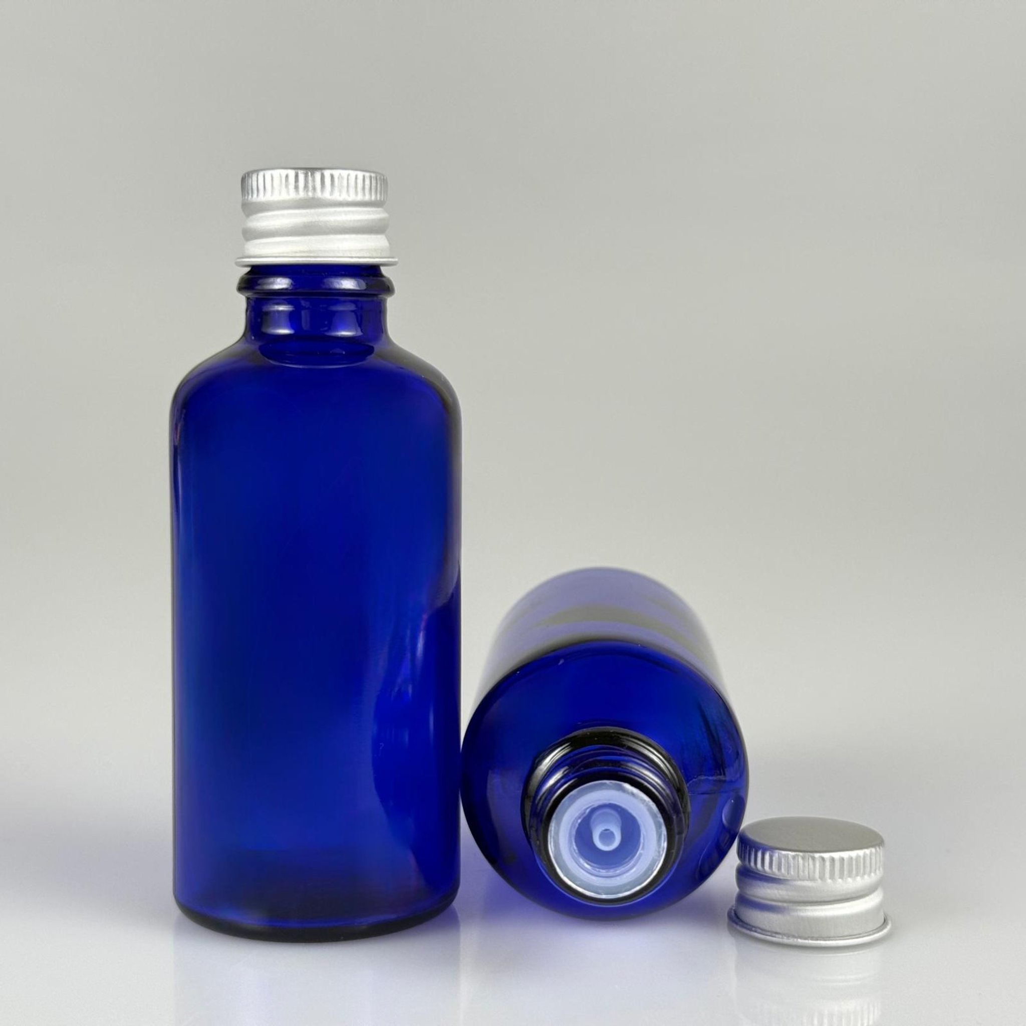 50 CC MAVİ CAM ŞİŞE + KÖPÜK CONTALI GÜMÜŞ ALÜMİNYUM METAL KAPAKLI + DAMLALIKLI KOLONYA TIPALI TAKIM - 50 ML MAVİ CAM ŞİŞE