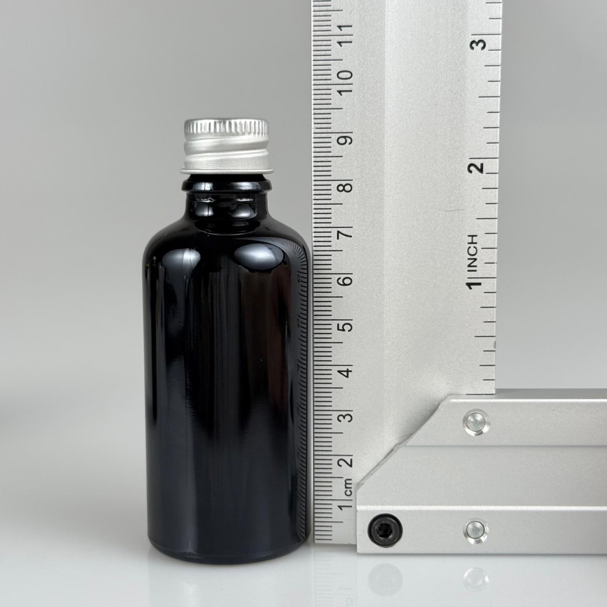 50 CC SİYAH CAM ŞİŞE + KÖPÜK CONTALI GÜMÜŞ ALÜMİNYUM METAL KAPAKLI + KÖR TIPALI TAKIM - 50 ML SİYAH CAM ŞİŞE