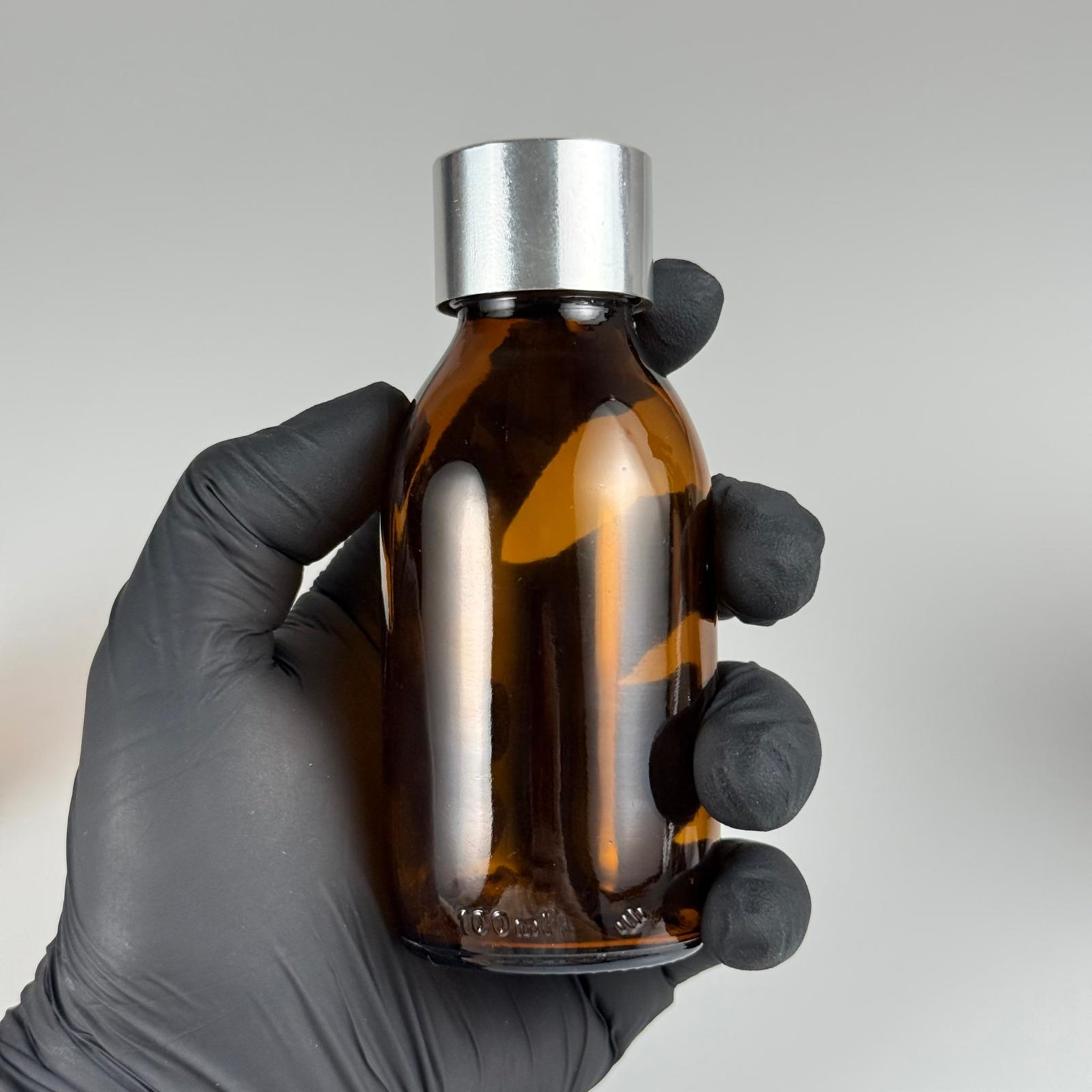 100 CC AMBER CAM ŞİŞE  + ALÜMİNYUM KAPLAMALI GÜMÜŞ KAPAKLI + KÖR TIPALI TAKIM - 100 ML KAHVERENGİ CAM ŞİŞE