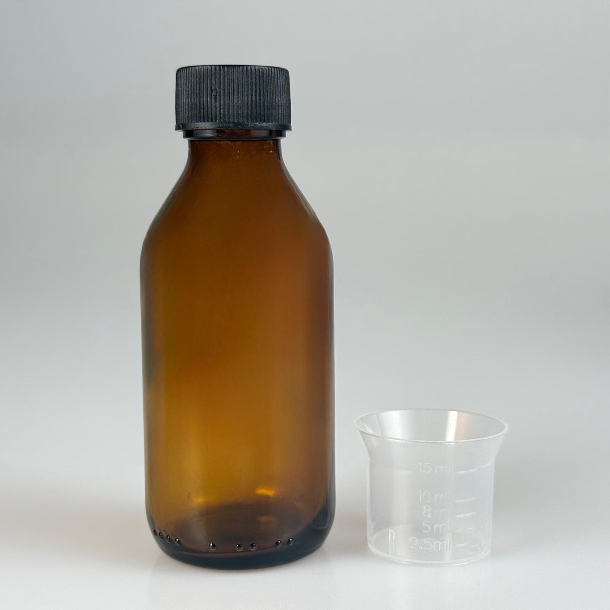 100 CC AMBER CAM ŞİŞE + SİYAH PLASTİK KAPAK + 15 ML ÖLÇEK TAKIM - 100 ML KAHVERENGİ BOŞ ŞURUP ŞİŞESİ (AĞIZ ÇAPI 25 MM)