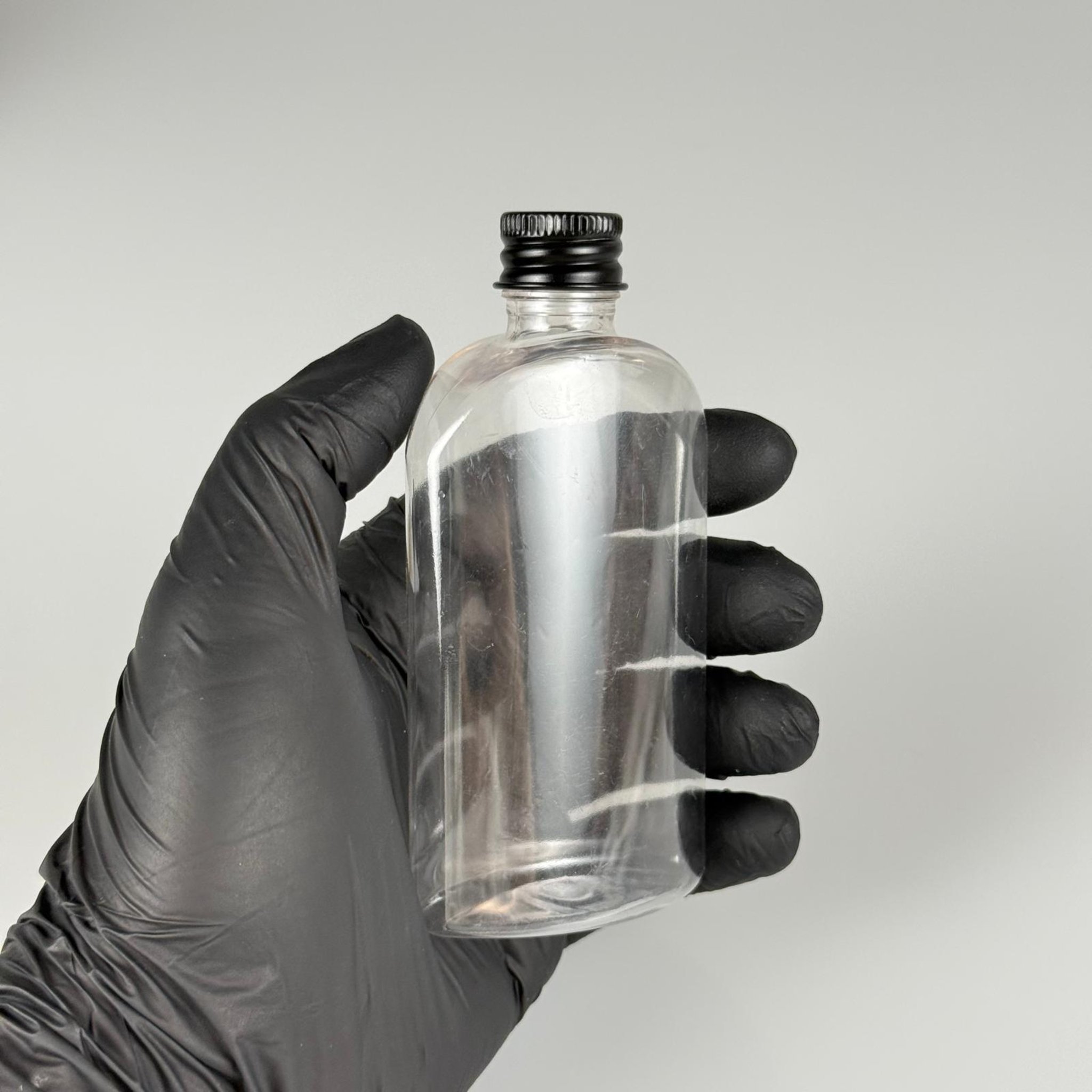 90 CC ŞEFFAF PLASTİK PET ŞİŞE + KÖPÜK CONTALI SİYAH ALÜMİNYUM METAL KAPAKLI + DAMLALIKLI KOLONYA TIPALI TAKIM - 90 ML YASSI PET ŞİŞE