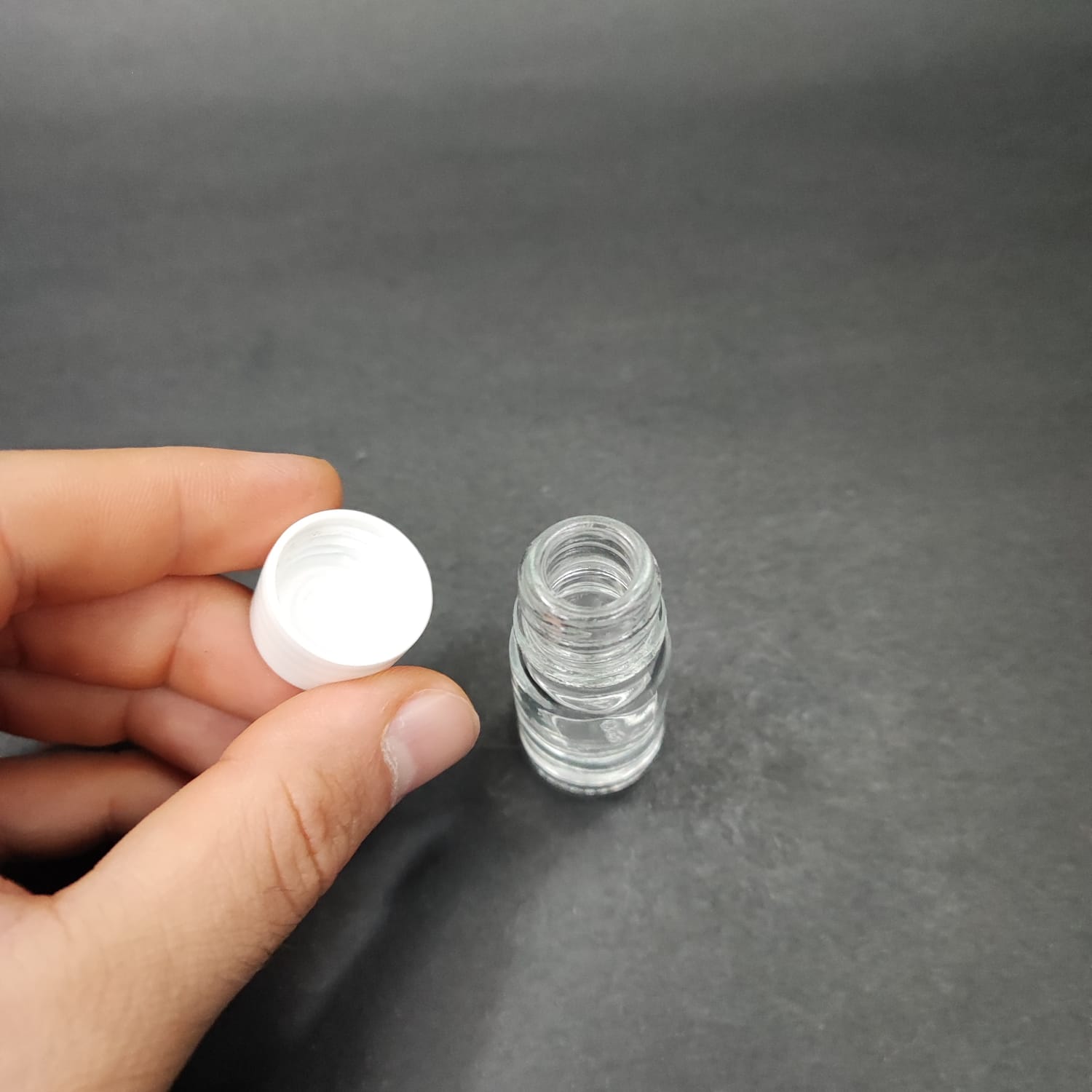 5 CC ŞEFFAF CAM ŞİŞE + KENDİNDEN CONTALI SIZDIRMAZ BEYAZ KAPAK - 20 ML KAPAKLI CAM ŞİŞE