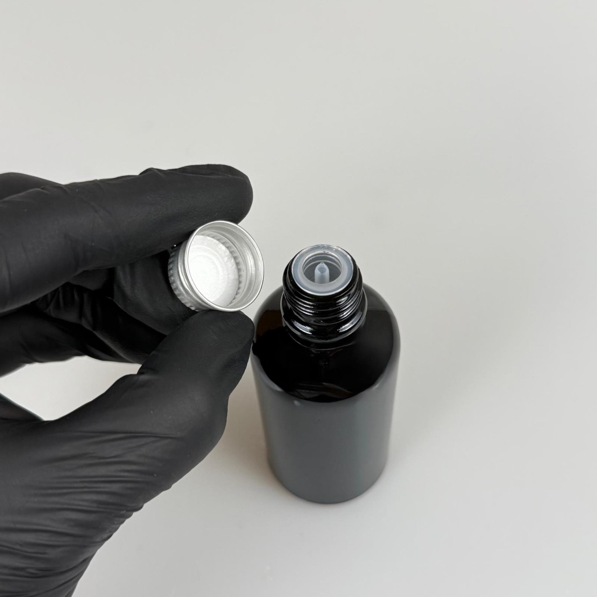 50 CC SİYAH İÇTEN DAMLALIKLI - GÜMÜŞ METAL KAPAKLI CAM ŞİŞE - 50 ML KOLONYA TIPALI CAM ŞİŞE