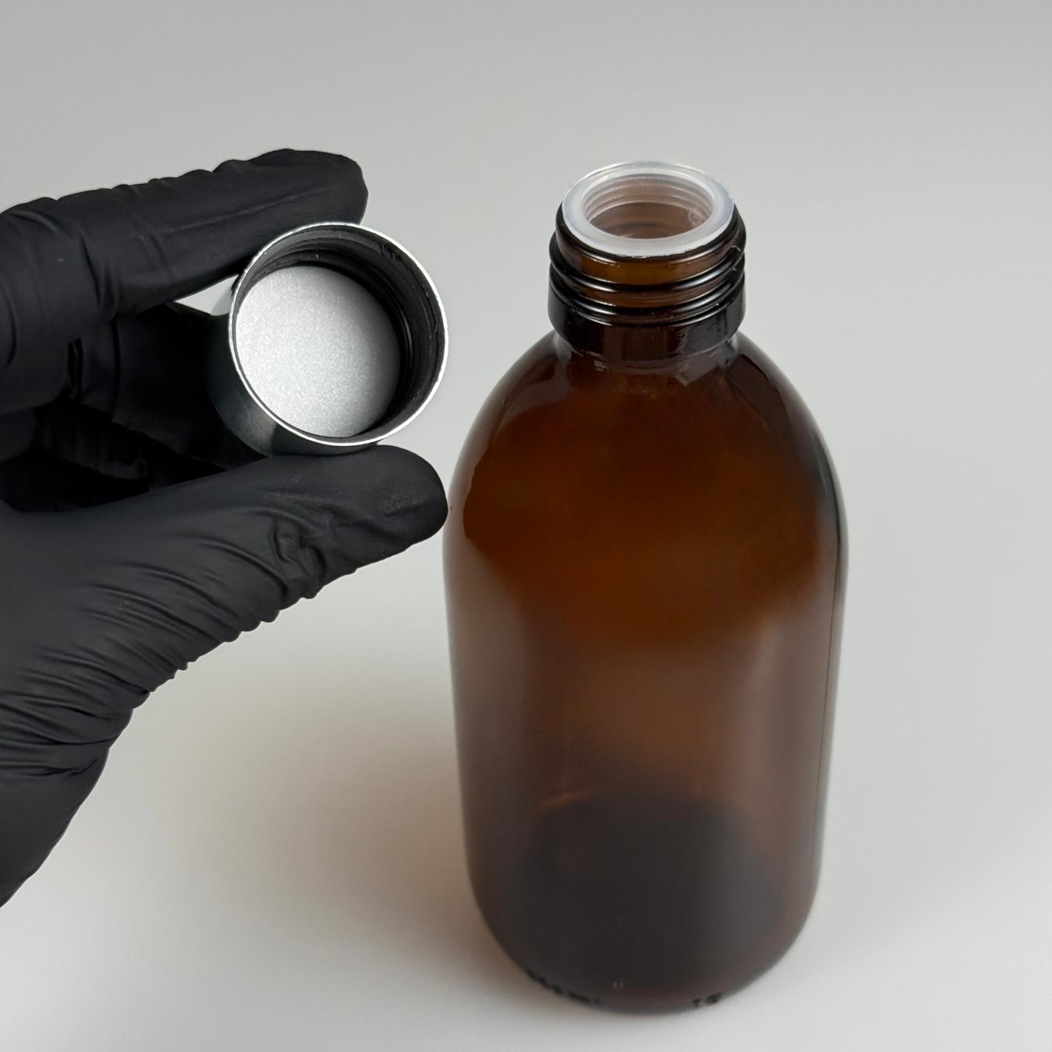 250 CC AMBER CAM ŞİŞE + ALÜMİNYUM KAPLAMALI GÜMÜŞ KAPAKLI + KÖR TIPALI TAKIM - 250 ML KAHVERENGİ CAM ŞİŞE