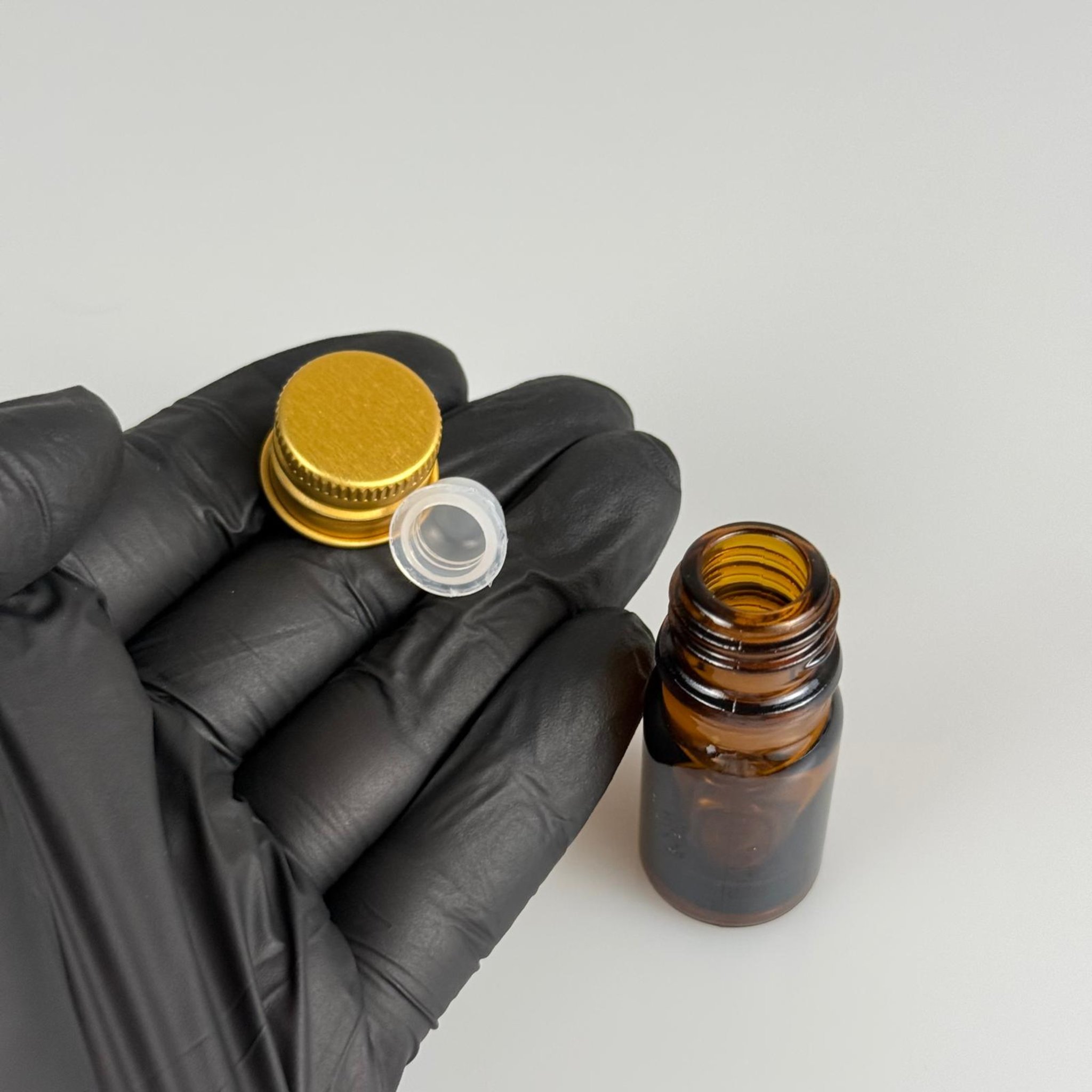 5 CC AMBER CAM ŞİŞE + KÖPÜK CONTALI GOLD ALÜMİNYUM METAL KAPAKLI + KÖR TIPALI TAKIM - 5 ML KAHVERENGİCAM ŞİŞE