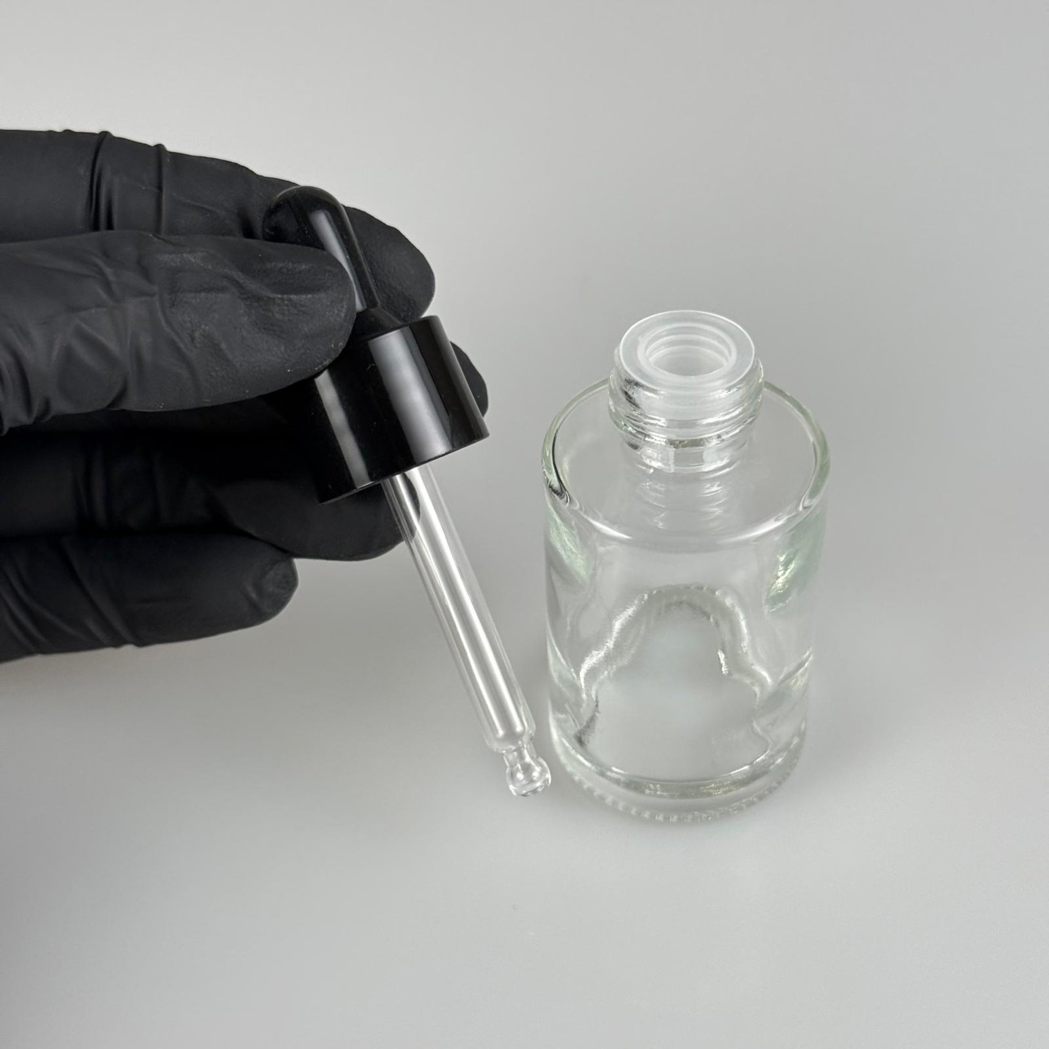 30 CC OMUZLU ŞEFFAF CAM ŞİŞE + SİYAH CAMDAMLALIKLI + SIYIRICI TIPALI TAKIM - 30 ML KÜT BOYUNLU CAM SERUM ŞİŞESİ
