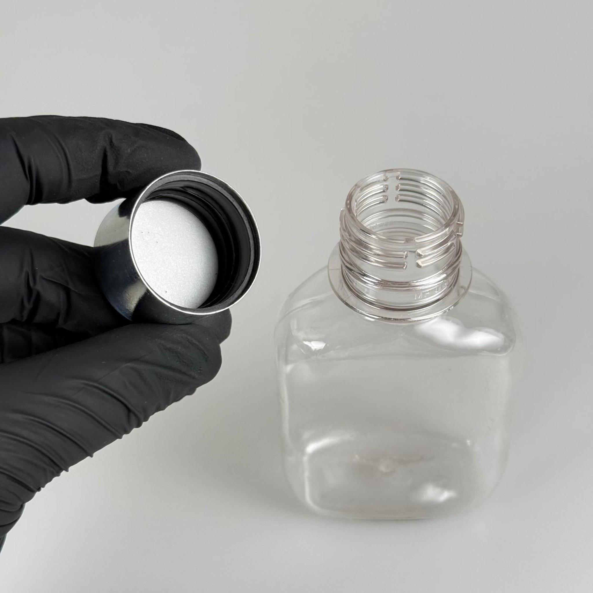 100 CC YASSI PET ŞİŞE + ALÜMİNYUM KAPLAMALI GÜMÜŞ KAPAKLI TAKIM - 100 ML PET ŞİŞE