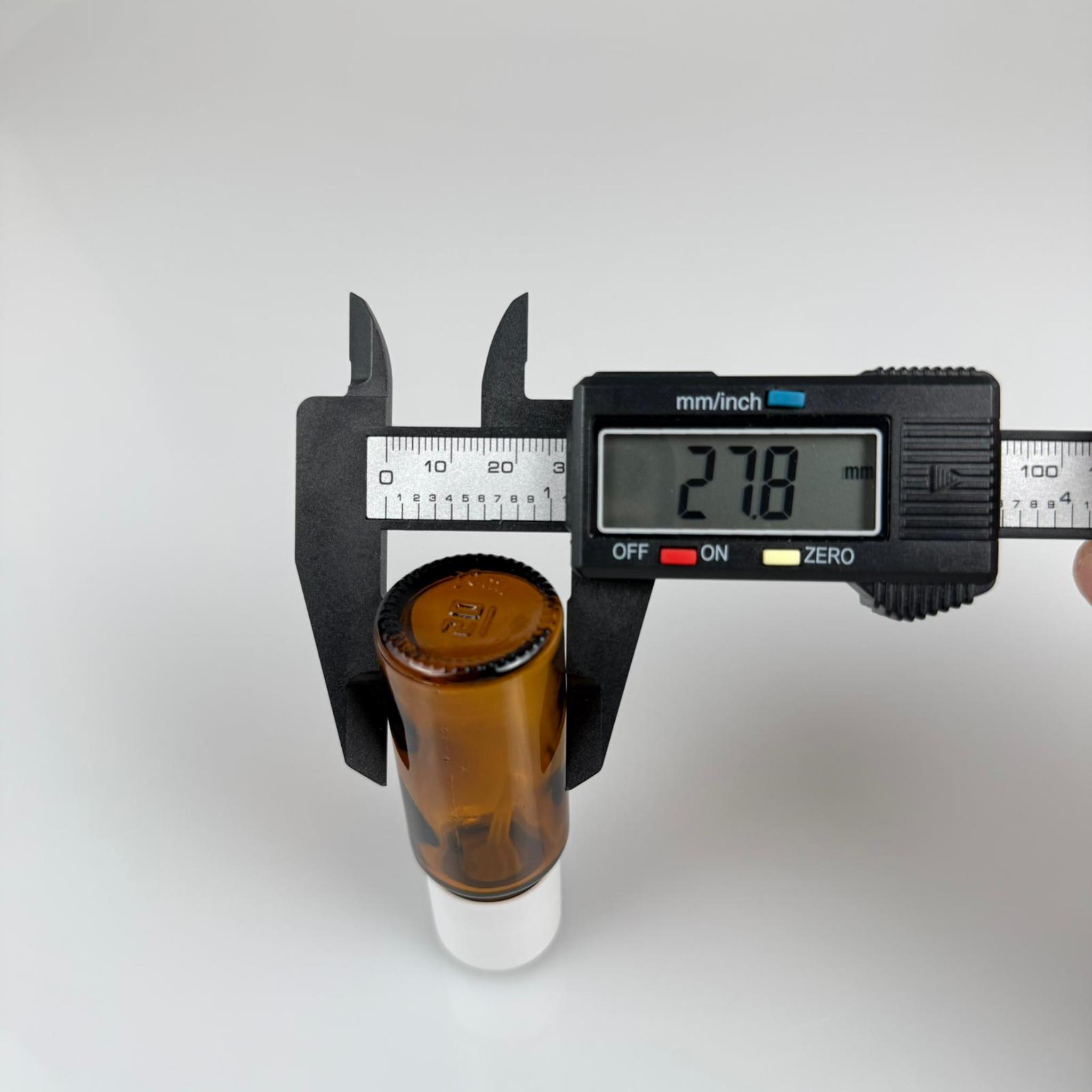 20 CC AMBER CAM ŞİŞE + İÇTEN DAMLALIKLI ÇOCUK KİLİTLİ BEYAZ KAPAK - KAHVERENGİ 20 ML KİLİT KAPAKLI DAMLATMALI ŞİŞE