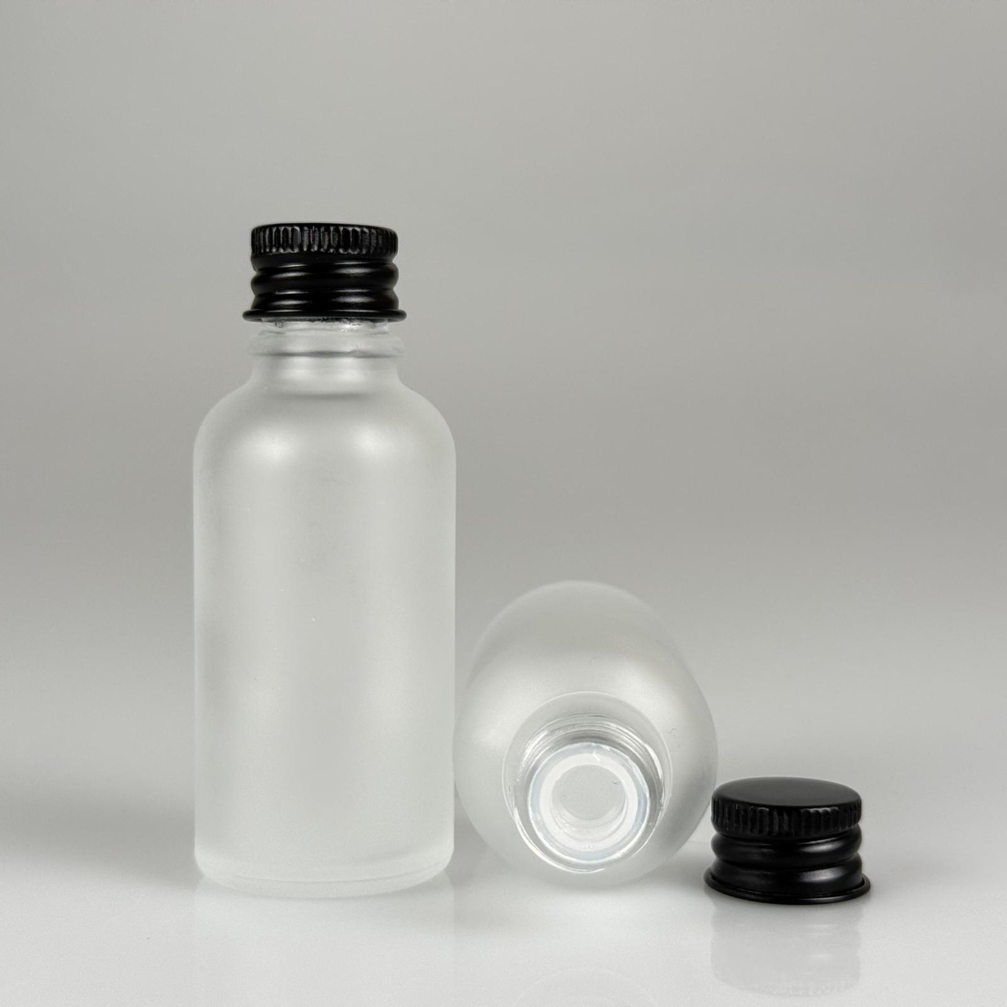 30 CC BUZLU CAM ŞİŞE + KÖPÜK CONTALI SİYAH ALÜMİNYUM METAL KAPAKLI + KÖR TIPALI TAKIM - 30 ML BUZLU CAM ŞİŞE