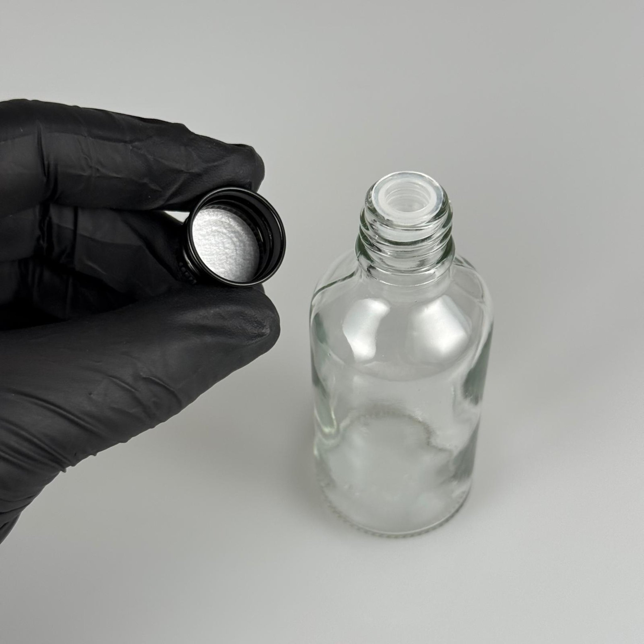 50 CC ŞEFFAF CAM ŞİŞE + KÖPÜK CONTALI SİYAH ALÜMİNYUM METAL KAPAKLI + KÖR TIPALI TAKIM - 50 ML ŞEFFAF CAM ŞİŞE