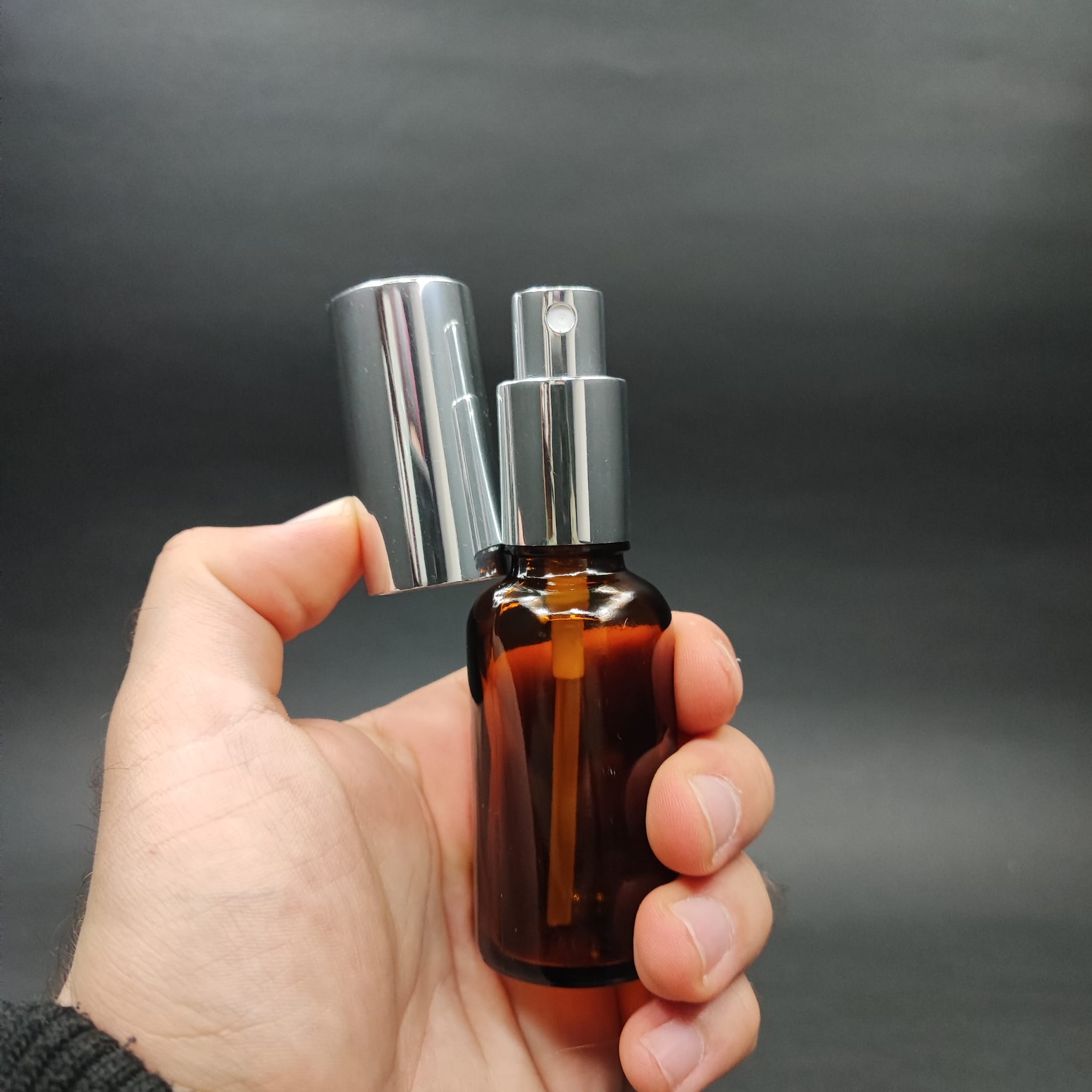 30 ML LÜKS VİDALI VALF ÇEVİRME PARFÜM ŞİŞELERİ - 30 CC AMBER CAM ŞİŞE - GÜMÜŞ METAL SPREYLİ KAPAKLI SET