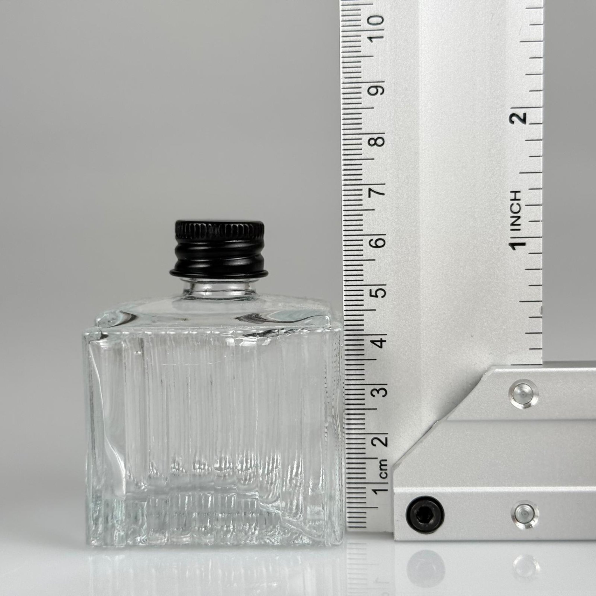 50 CC KÖŞELİ DESENLİ ÇİZGİLİ CAM ŞİŞE + SİYAH ALÜMİNYUM METAL KAPAKLI TAKIM - 50 ML PRESTİJLİ ŞİŞE