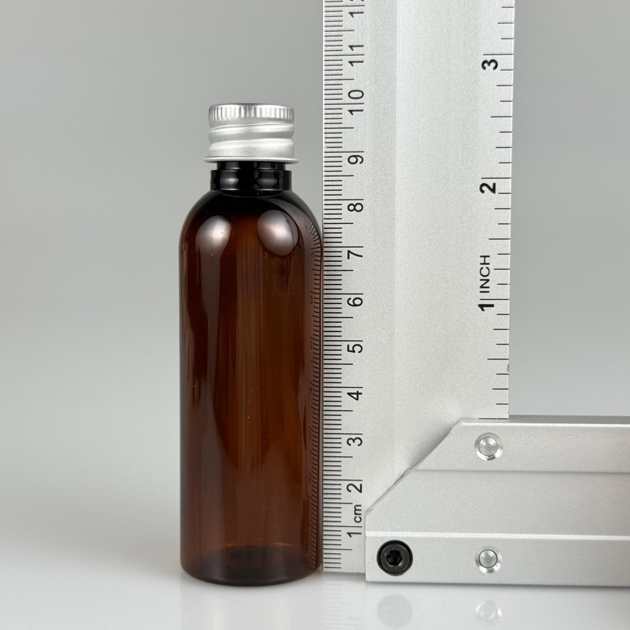 50 CC AMBER SİLİNDİR UZUN MODEL PET ŞİŞE + KÖPÜK CONTALI GÜMÜŞ ALÜMİNYUM METAL KAPAKLI + DAMLALIKLI KOLONYA TIPALI TAKIM - 50 ML KAHVERENGİ PLASTİK ŞİŞE