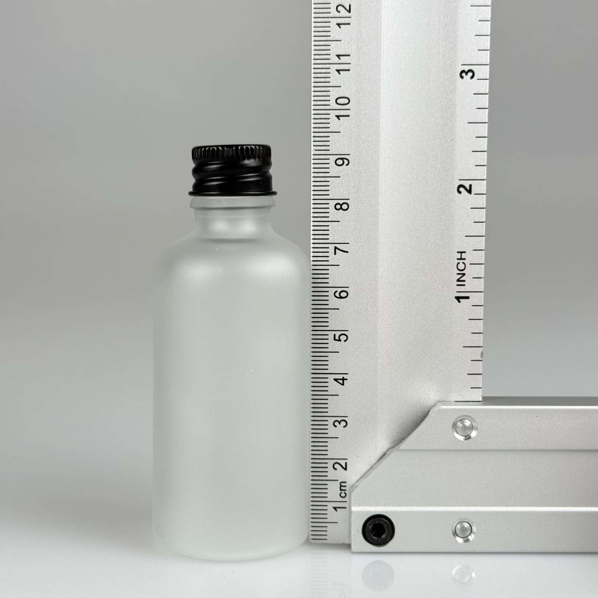50 CC BUZLU CAM ŞİŞE + KÖPÜK CONTALI SİYAH ALÜMİNYUM METAL KAPAKLI TAKIM - 50 ML BUZLU CAM ŞİŞE