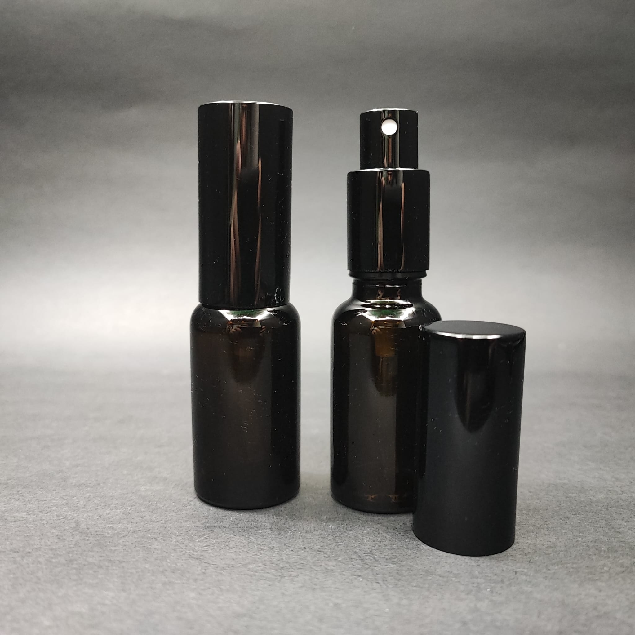 20 ML LÜKS VİDALI VALF ÇEVİRME PARFÜM ŞİŞELERİ - 20 CC KOYU AMBER CAM ŞİŞE - SİYAH METAL SPREYLİ KAPAKLI SET