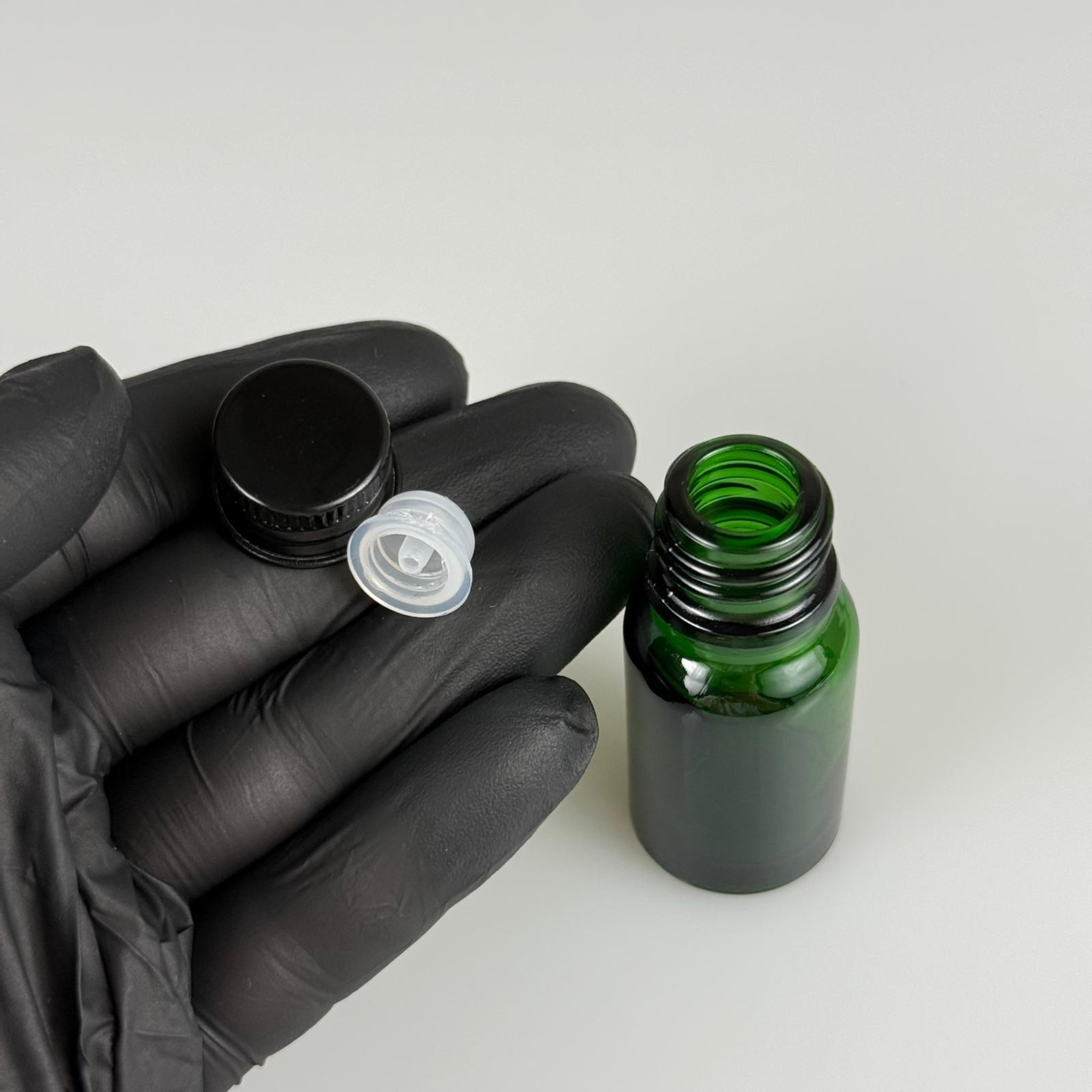 10 CC YEŞİL CAM ŞİŞE + KÖPÜK CONTALI SİYAH ALÜMİNYUM METAL KAPAKLI + DAMLALIKLI KOLONYA TIPALI TAKIM - 10 ML YEŞİL CAM ŞİŞE