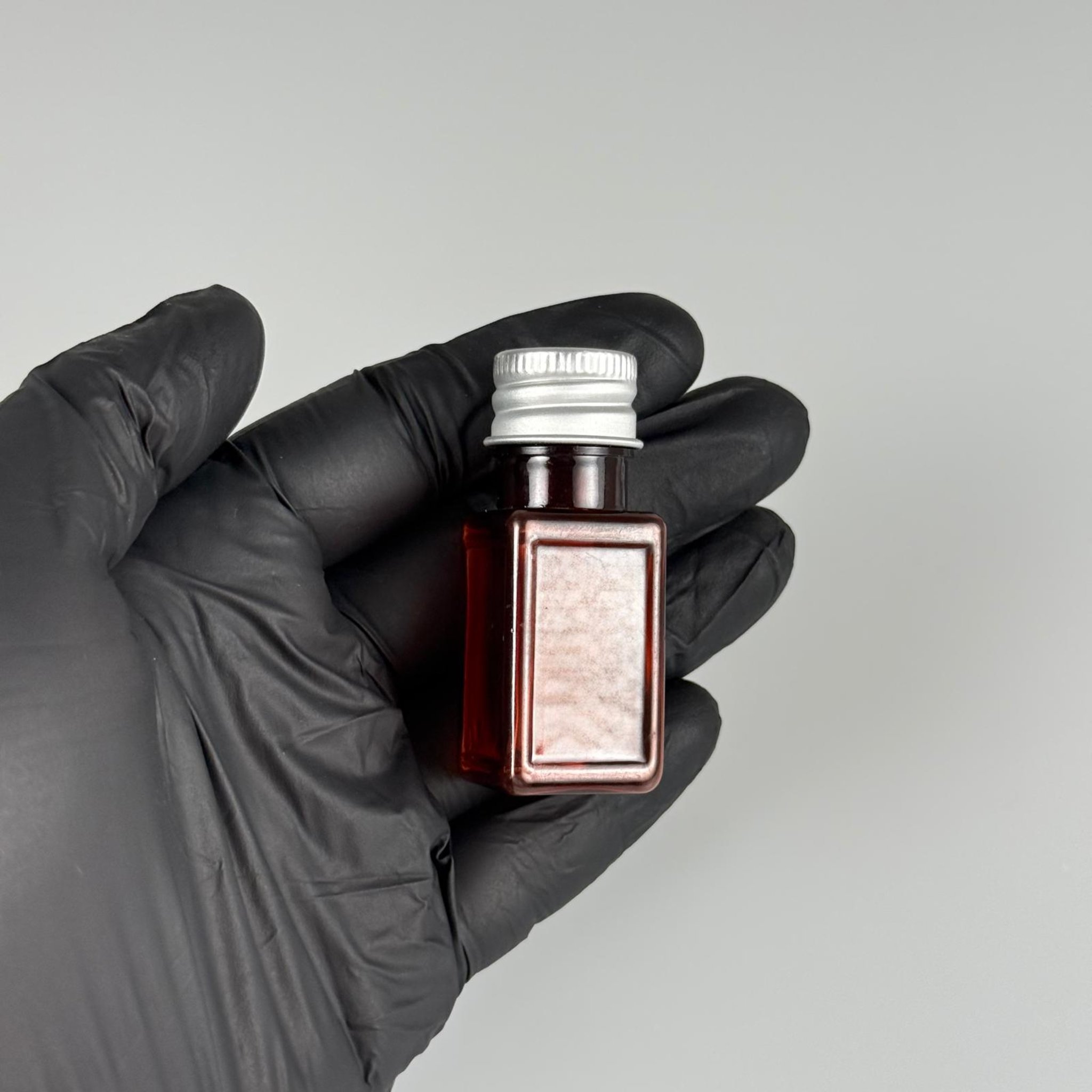 10 CC AMBER KARE PET SHOT ŞİŞE - KÖPÜK CONTALI GÜÜMŞ ALÜMİNYUM METAL KAPAKLI + DAMLALIKLI KOLONYA TIPALI TAKIM - 10 ML KAHVERENGİ PLASTİK ŞİŞE