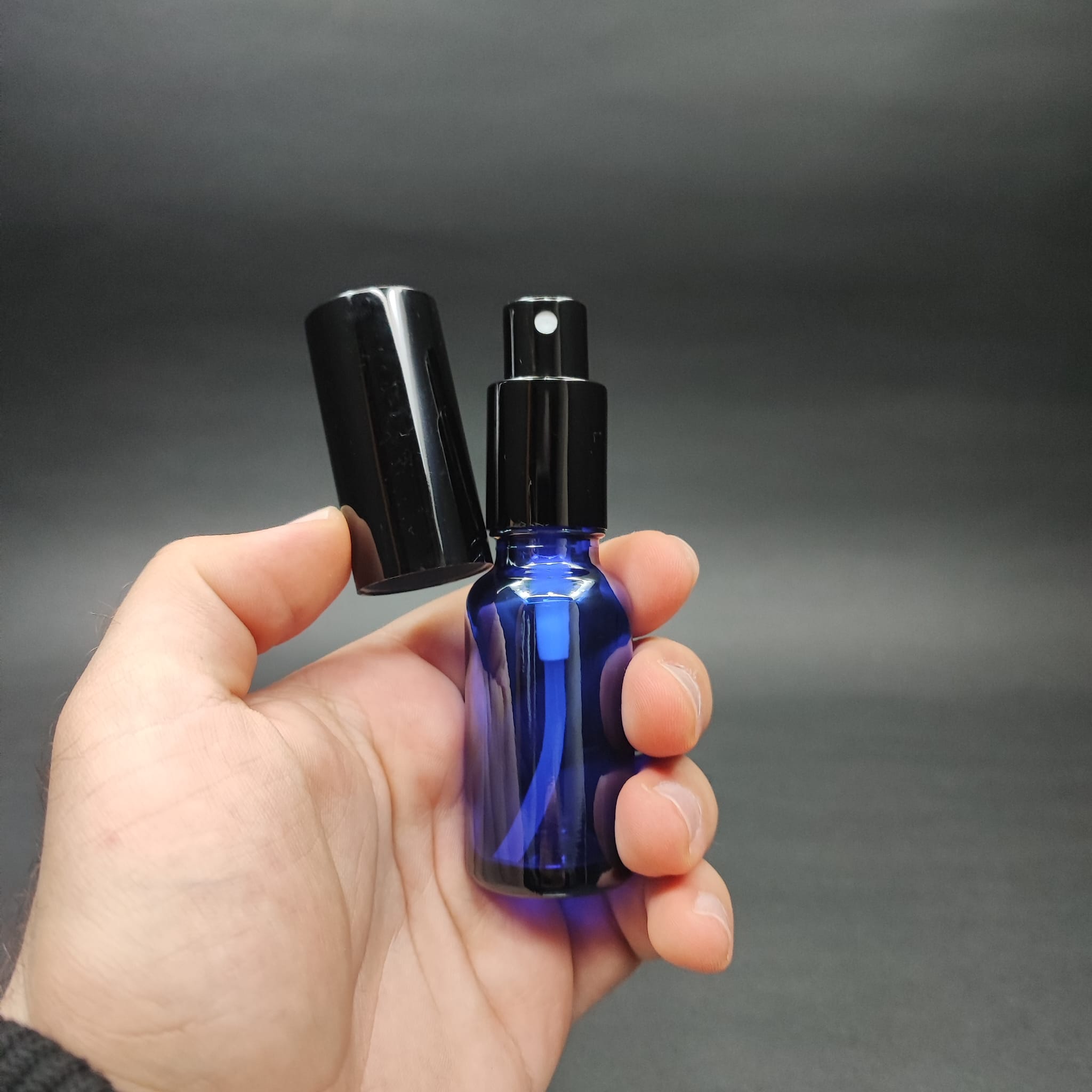 20 ML LÜKS VİDALI VALF ÇEVİRME PARFÜM ŞİŞELERİ - 20 CC MAVİ CAM ŞİŞE - SİYAH METAL SPREYLİ KAPAKLI SET