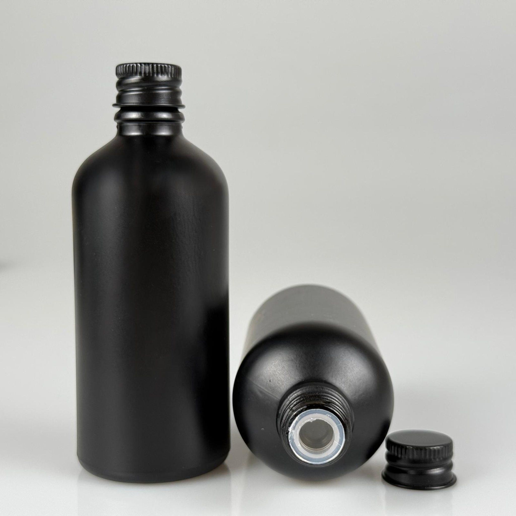 100 CC MAT SİYAH CAM ŞİŞE + KÖPÜK CONTALI SİYAH ALÜMİNYUM METAL KAPAKLI + KÖR TIPALI TAKIM - 100 ML MAT SİYAH CAM ŞİŞE