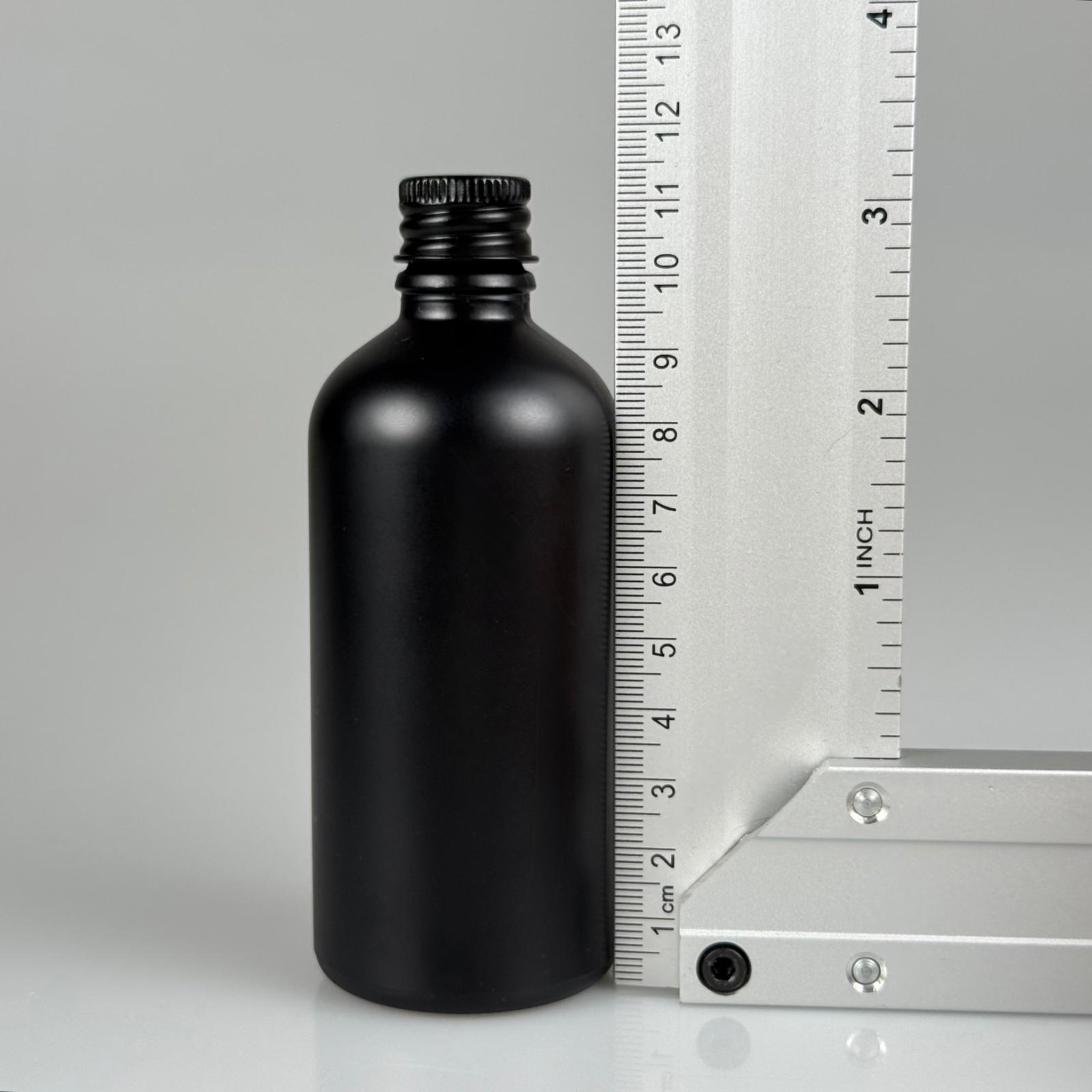 100 CC MAT SİYAH CAM ŞİŞE + KÖPÜK CONTALI SİYAH ALÜMİNYUM METAL KAPAKLI + KÖR TIPALI TAKIM - 100 ML MAT SİYAH CAM ŞİŞE