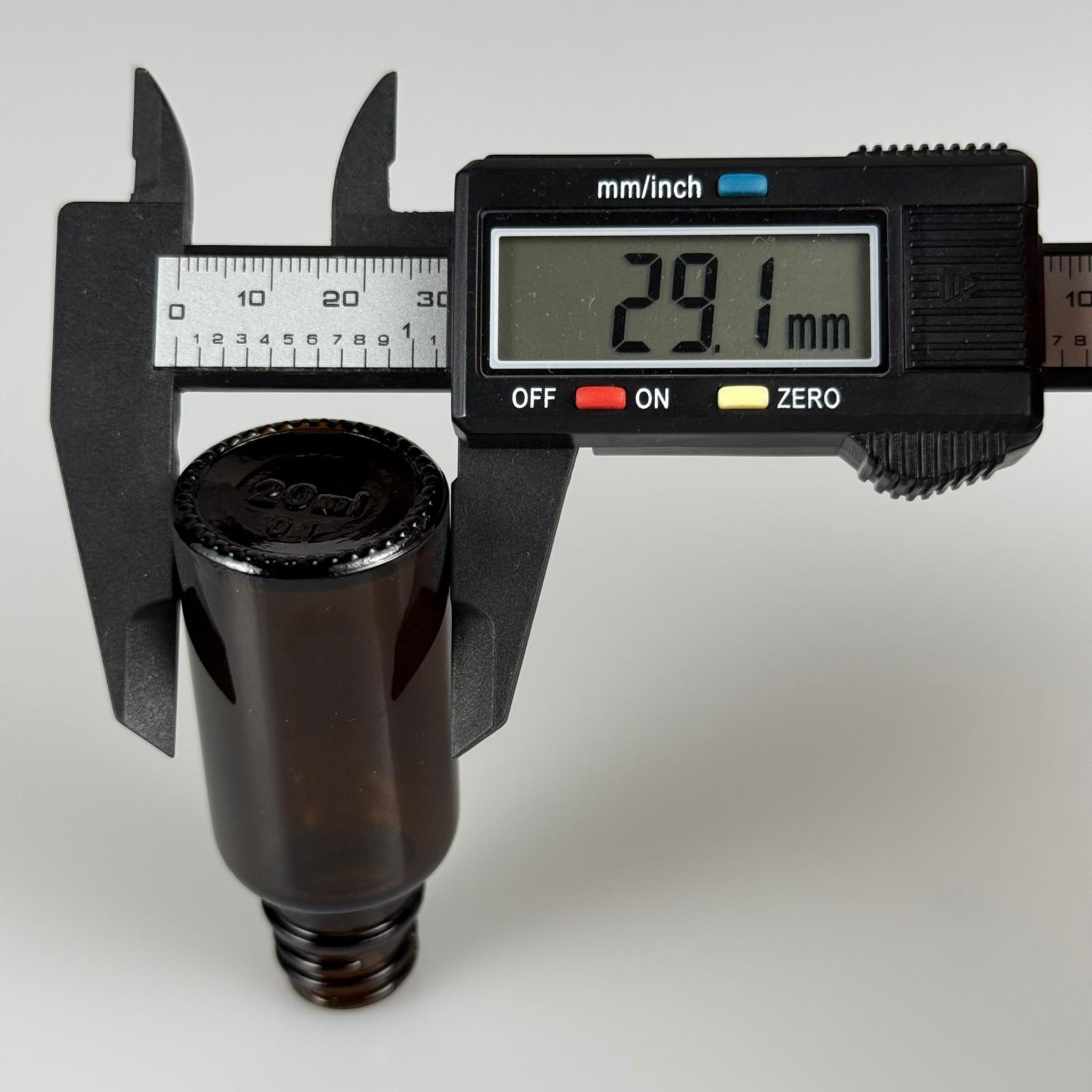 20 CC AMBER CAM ŞİŞE + KÖPÜK CONTALI GÜMÜŞ ALÜMİNYUM METAL KAPAKLI TAKIM - 20 ML KAHVERENGİ CAM ŞİŞE