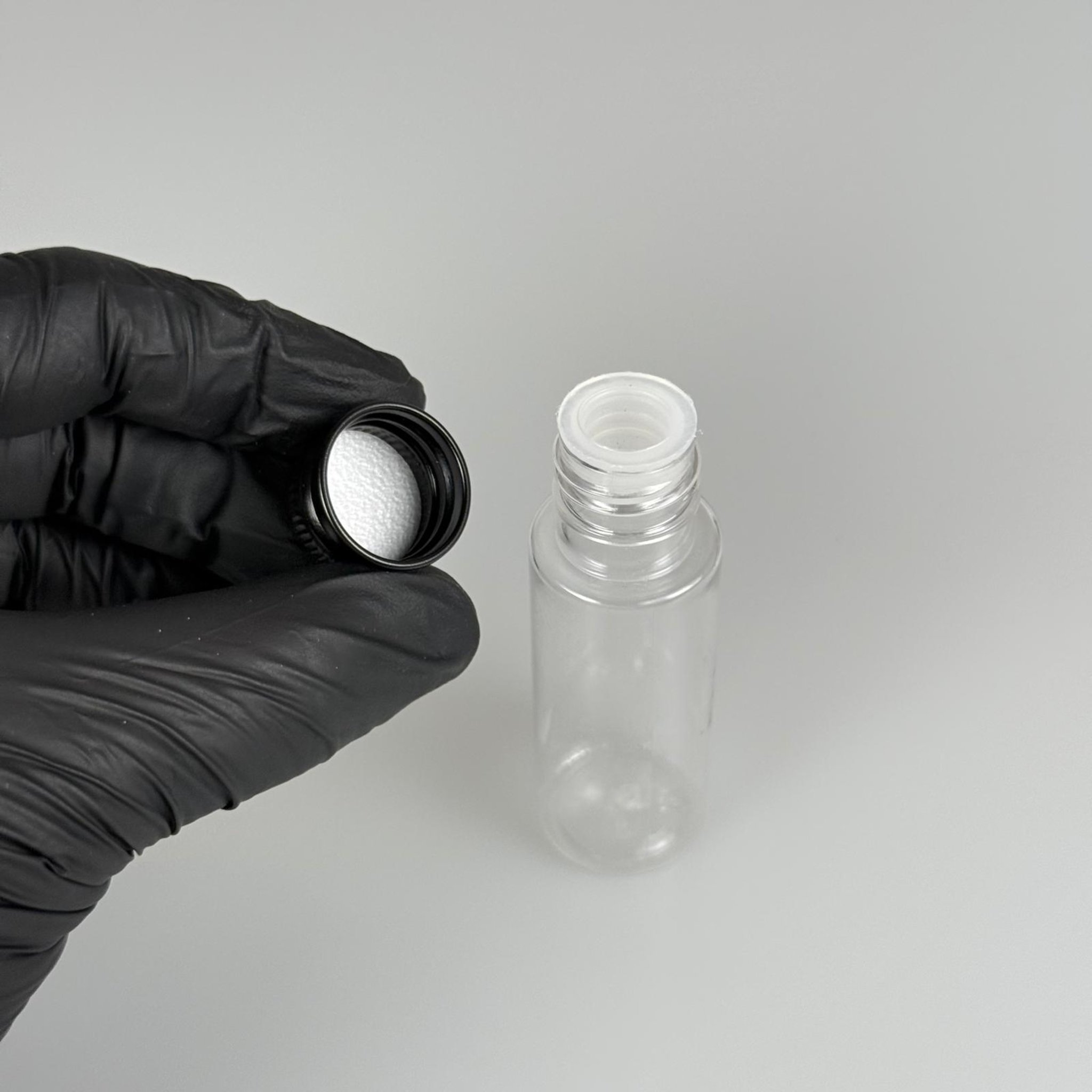 20 CC ŞEFFAF PET ŞİŞE + KÖPÜK CONTALI SİYAH ALÜMİNYUM METAL KAPAKLI + KÖR TIPALI TAKIM - 20 ML PLASTİK ŞİŞE