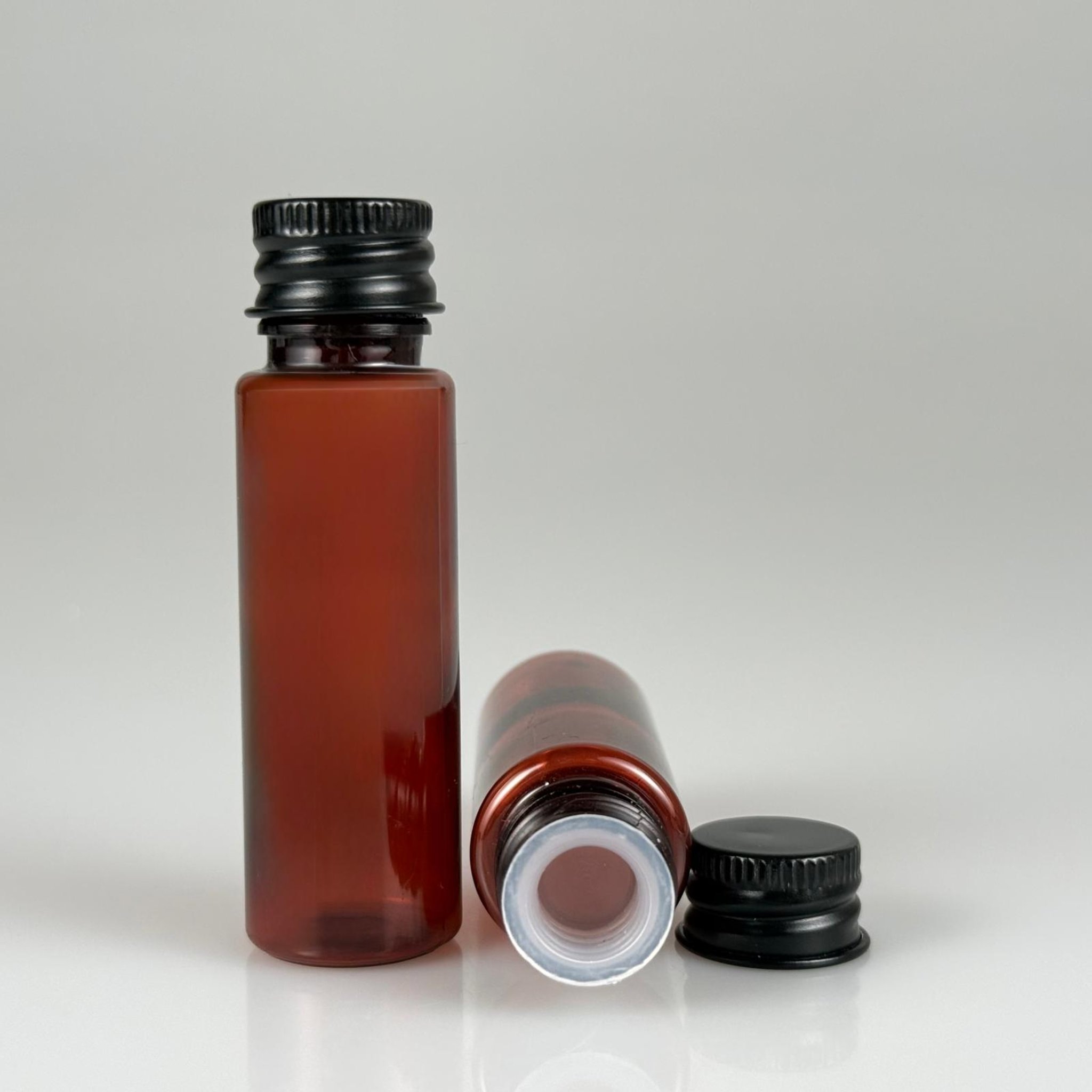 20 CC PET AMBER SHOT ŞİŞE - KÖPÜK CONTALI SİYAH ALÜMİNYUM METAL KAPAKLI + KÖR TIPALI TAKIM - 20 ML KAHVERENGİ PLASTİK ŞİŞE