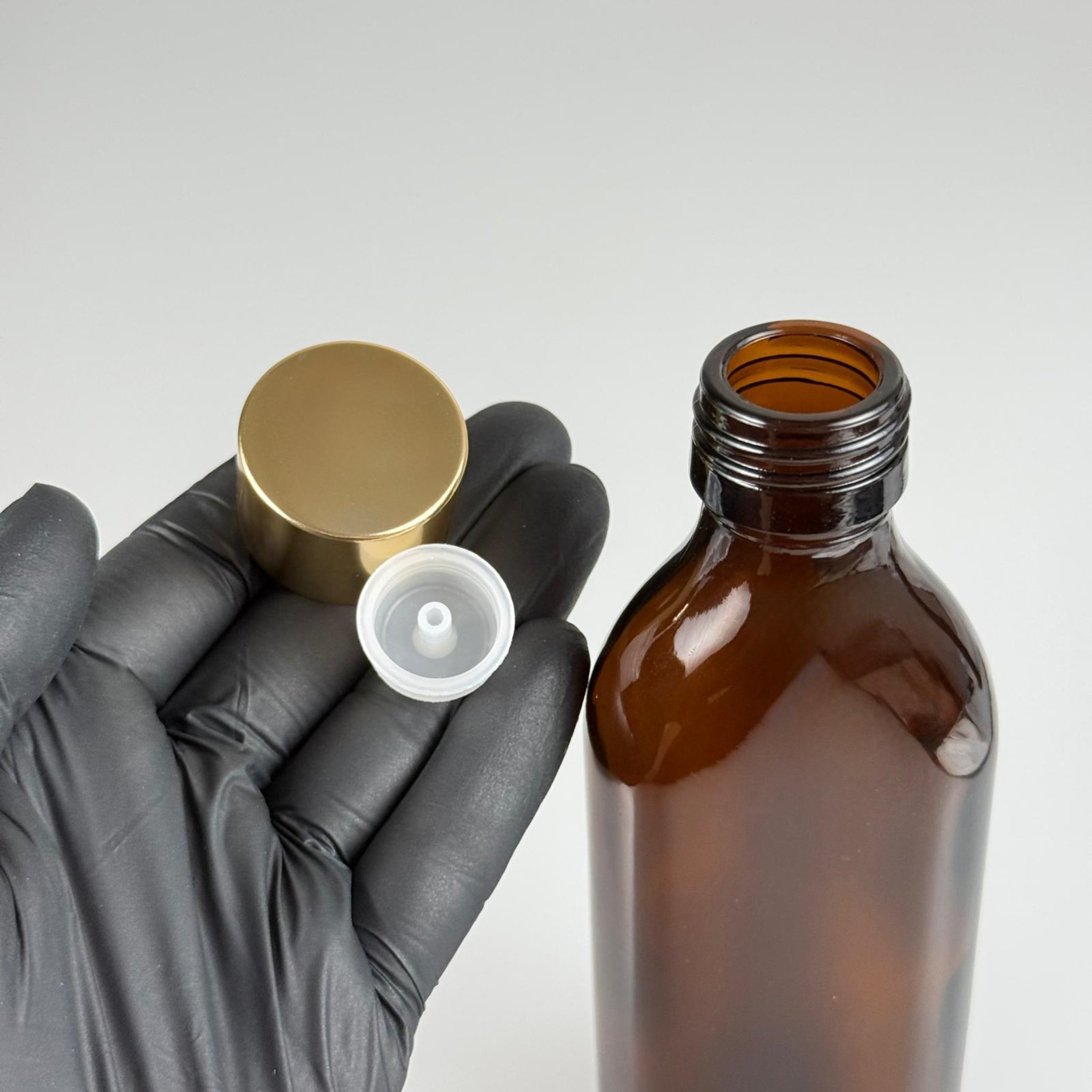 150 CC YASSI AMBER CAM ŞİŞE - ALÜMİNYUM KAPLAMALI GOLD KAPAKLI + DAMLALIKLI KOLONYA TIPALI TAKIM - 150 ML KAHVERENGİ CAM ŞİŞE