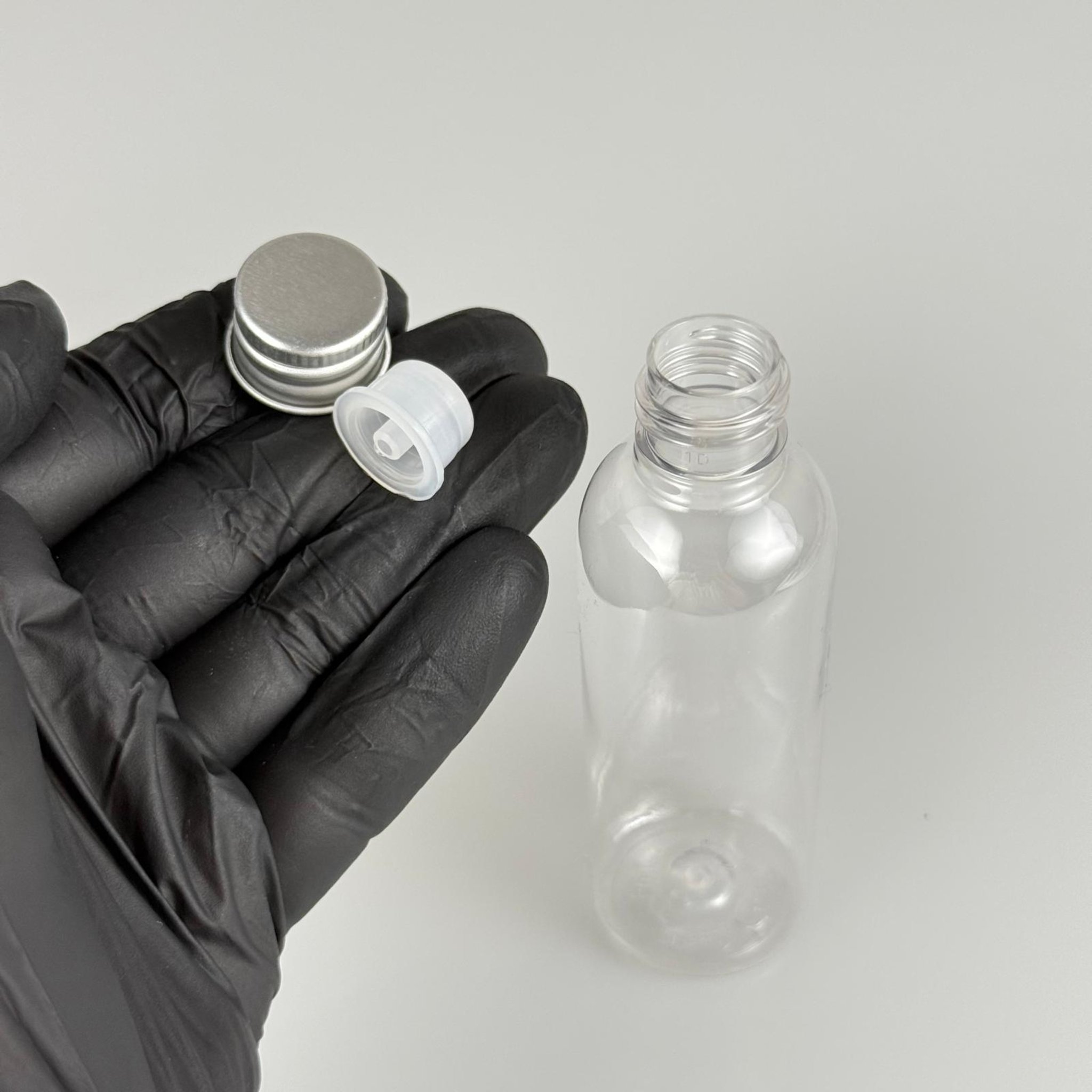 50 CC ŞEFFAF SİLİNDİR UZUN MODEL PET ŞİŞE + KÖPÜK CONTALI GÜMÜŞ ALÜMİNYUM METAL KAPAKLI + DAMLALIKLI KOLONYA TIPALI TAKIM - 50 ML PLASTİK ŞİŞE
