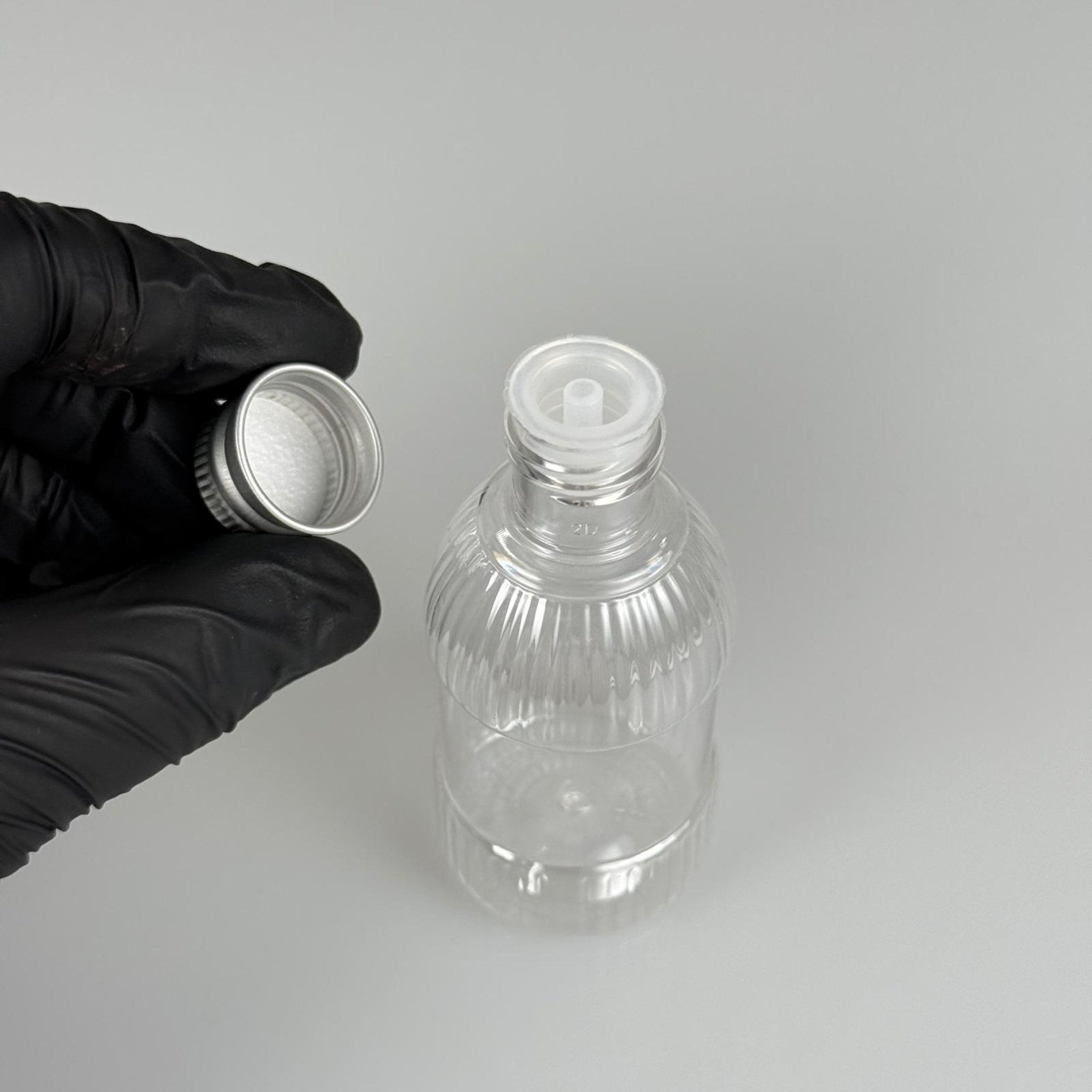 50 CC MANDALİNA MODEL PET ŞİŞE + KÖPÜK CONTALI GÜMÜŞ ALÜMİNYUM METAL KAPAKLI + KOLONYA TIPALI TAKIM - 50 ML TOMBUL PET ŞİŞE
