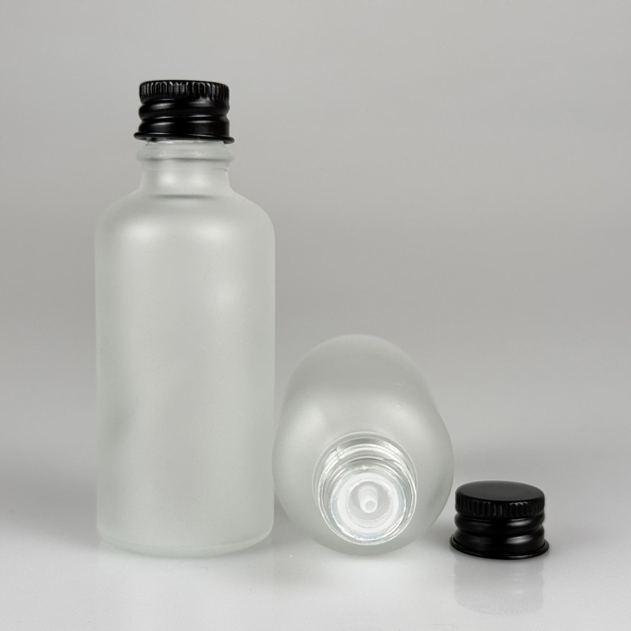 50 CC BUZLU CAM ŞİŞE + KÖPÜK CONTALI SİYAH ALÜMİNYUM METAL KAPAKLI + KOLONYA TIPALI TAKIM - 50 ML BUZLU CAM ŞİŞE