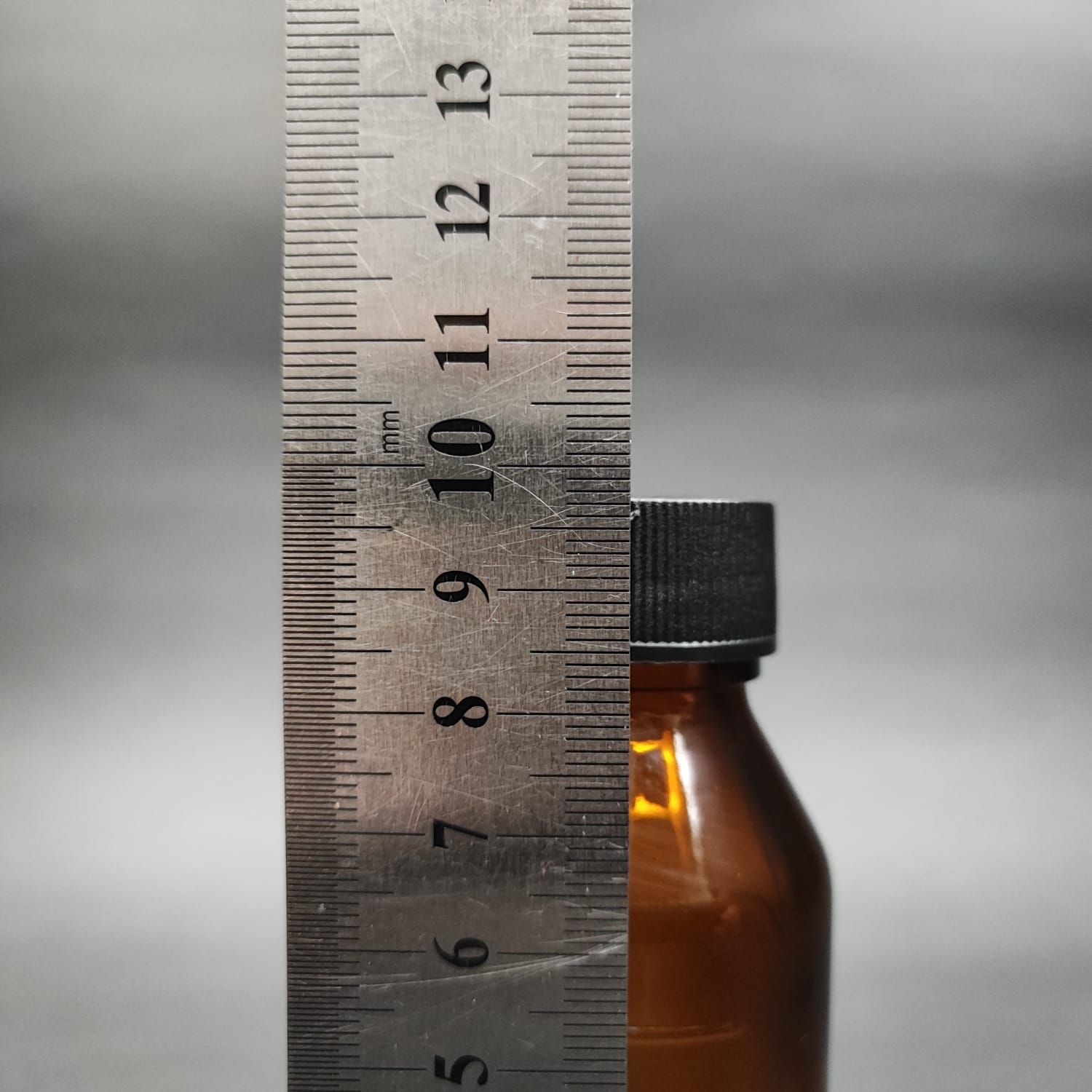 60 ML DOLUMU KOLAY, GENİŞ AĞIZLI İÇTEN DAMLALIKLI ŞİŞE (25 MM AĞIZ) - 60 CC SİYAH CONTALI KAPAKLI İÇTEN DAMLALIKLI CAM ECZA ŞİŞESİ - AMBER KAHVERENGİ