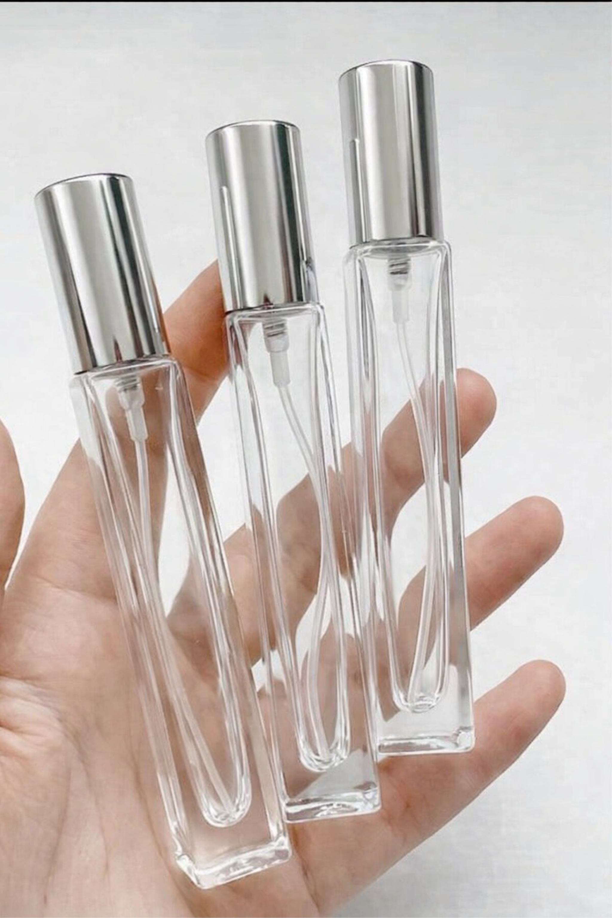 10 CC KARE KÖŞELİ DÜZ TESTER PARFÜM ŞİŞESİ - CAM KALEM PARFÜM ŞİŞESİ GÜMÜŞ METAL SPREYLİ KAPAKLI TAKIM - 10 ML CAM TÜP PARFÜM ŞİŞESİ - VİDALI SPREY VALF TEKRAR DOLDURULABİLİR - HEDİYELİK CAM KOLONYA ŞİŞESİ - DÜĞÜN, NİŞAN, SÖZ, KINA, CENAZE, PROMOSYON İÇİN HEDİYELİK KOLONYA ŞİŞELERİ
