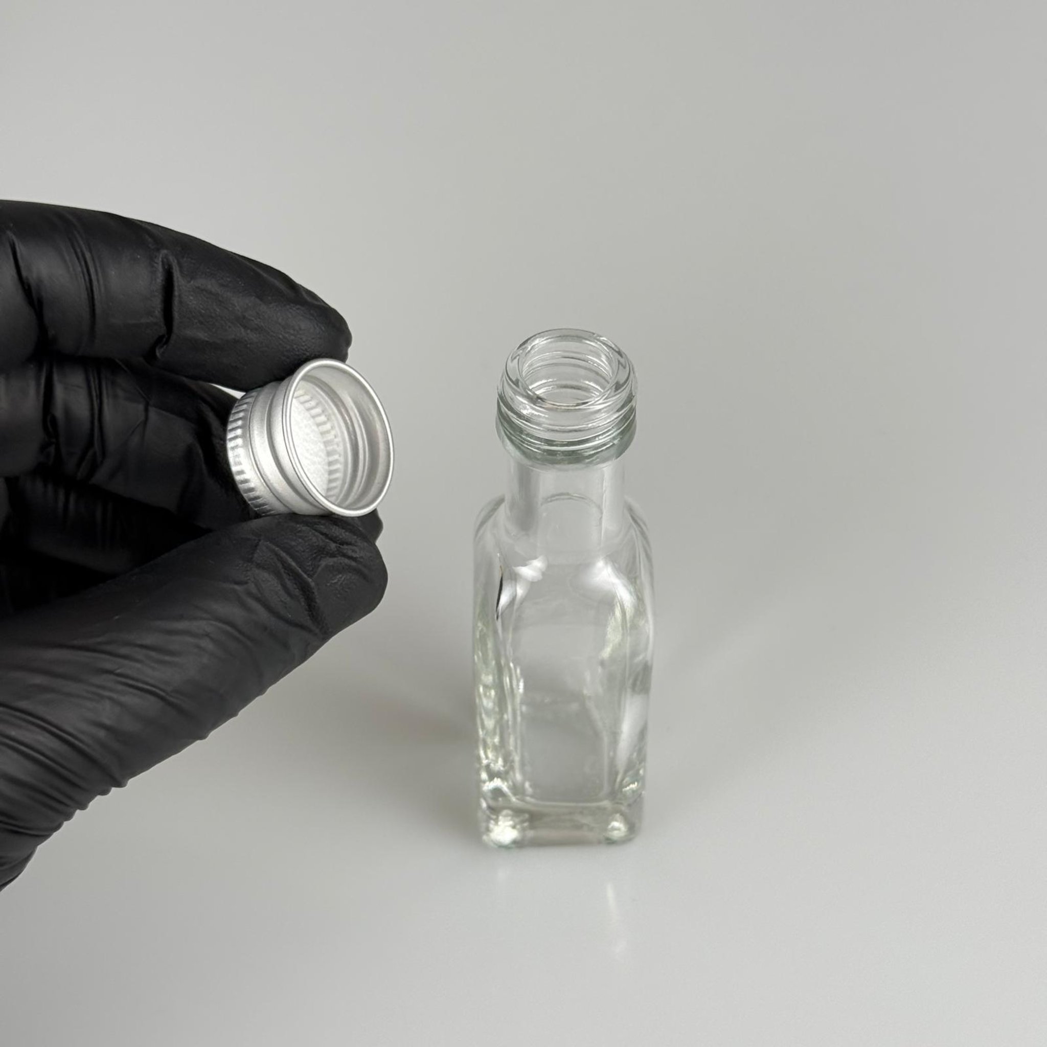 20 CC MARASKA KÖŞELİ CAM ŞİŞE + GÜMÜŞ ALÜMİNYUM METAL KAPAKLI TAKIM - 20 ML SOS ŞİŞESİ